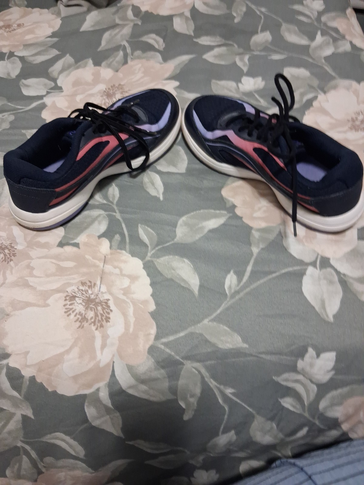 Womens RYKA Size 6W IN GOOD CONDITION Navy Blue Multicolor