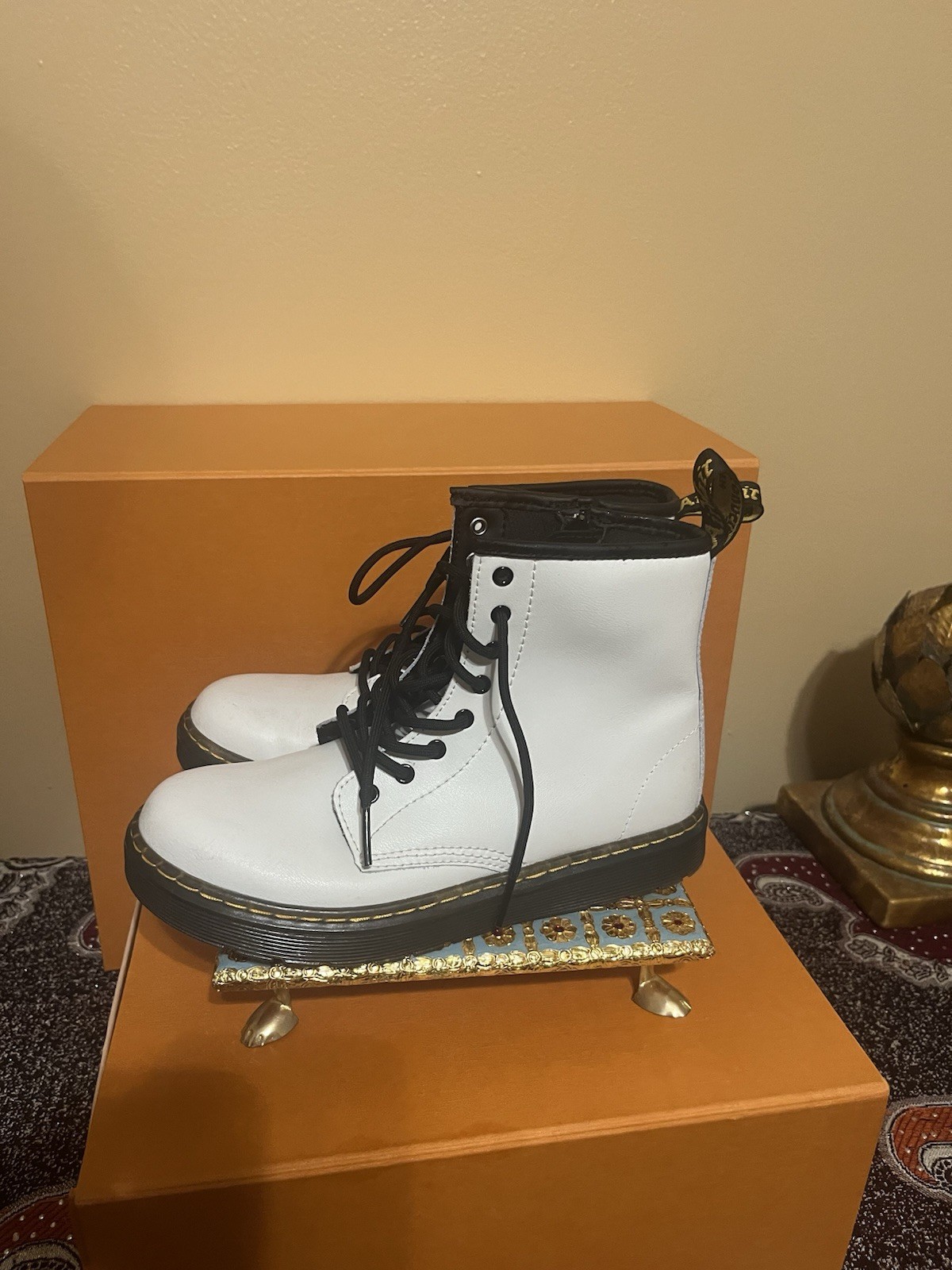 Dr. Martens Zavala T Lamper Combat Boot in White Leather Unisex M 4 / W 5