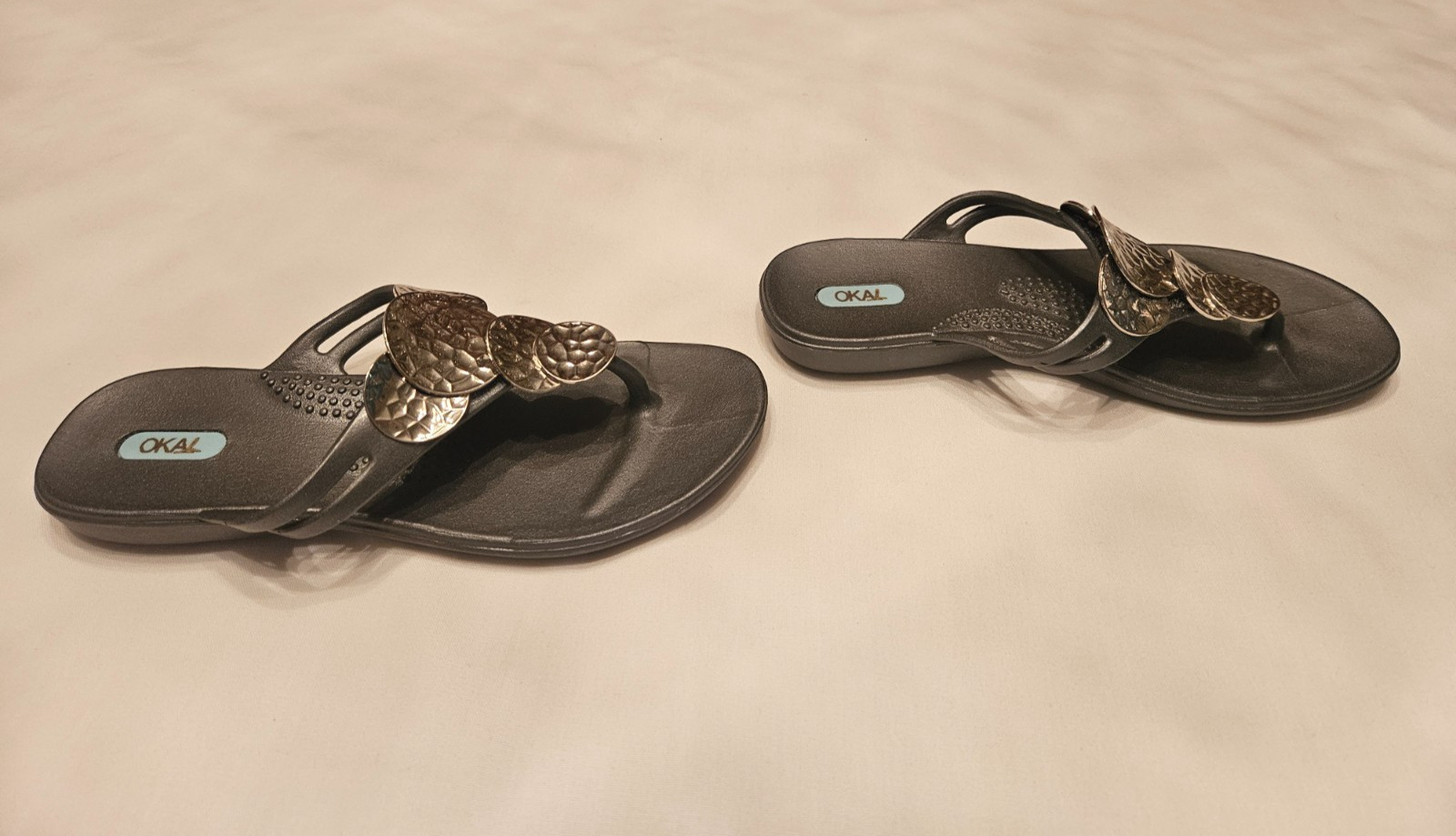 OKA B Womens Thong Sandals Size -7 Decorative silver & Grey USA