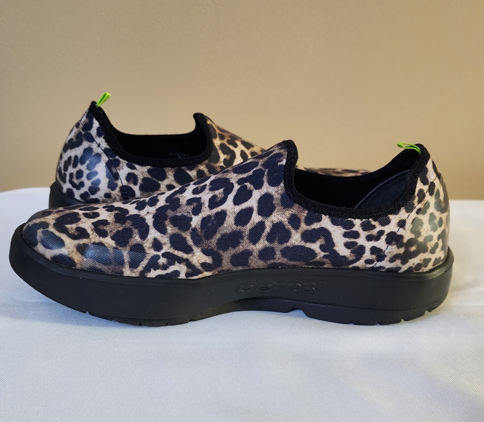 OOFOS OOmg eeZee Low Women’s Size 40.5 Leopard Recovery Shoe fits like size 9.5