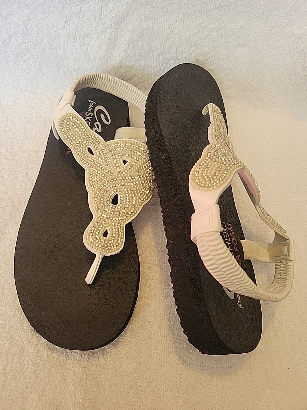 Cali From Skechers Yoga Foam White and Black Rhinestone Thong Sandals Size 7