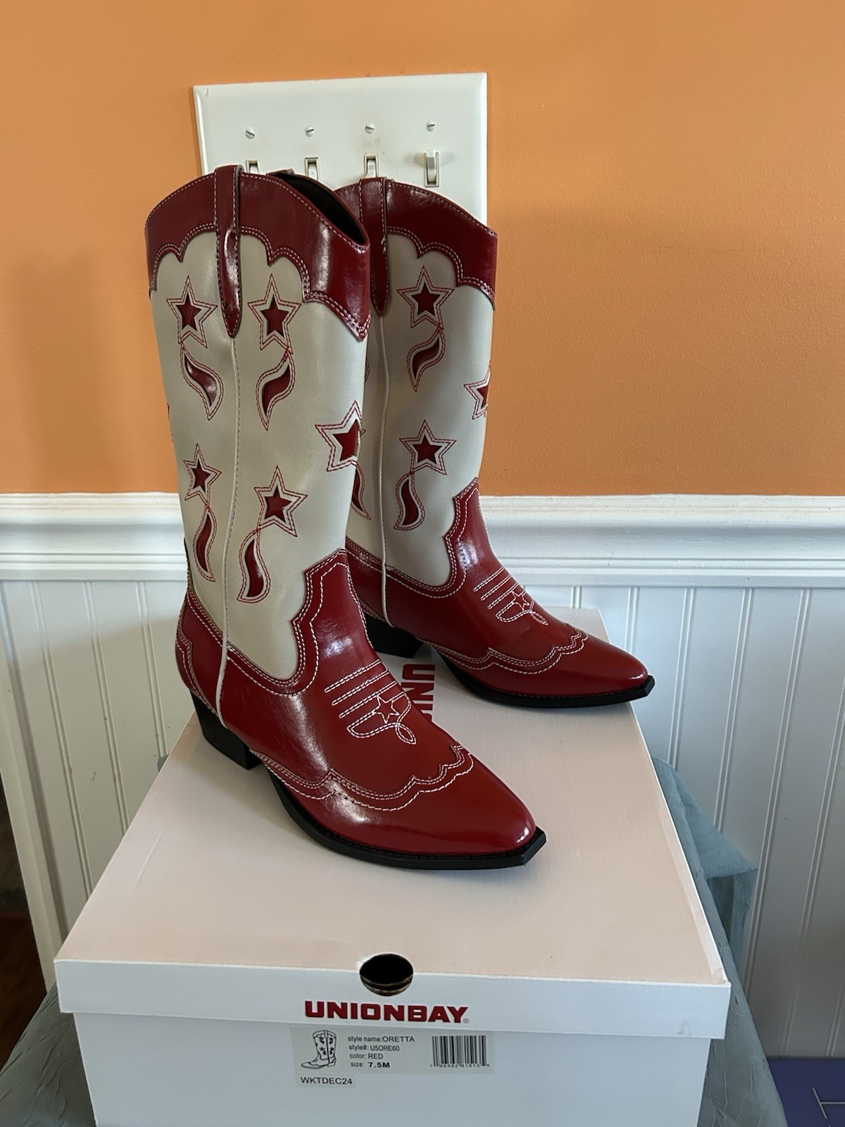 Unionbay Women’s Oretta Star Western Boot in red with star cutouts. Size 7 1/2