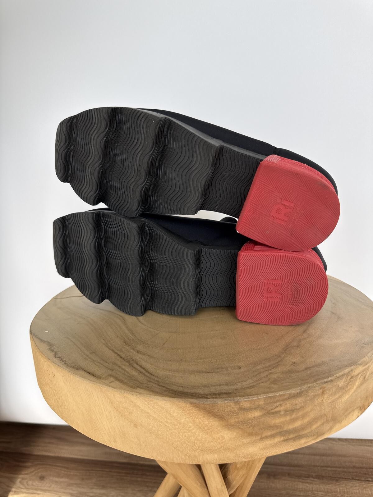 IRI NYC WES I Black/Red Low Top Sneaker40.5