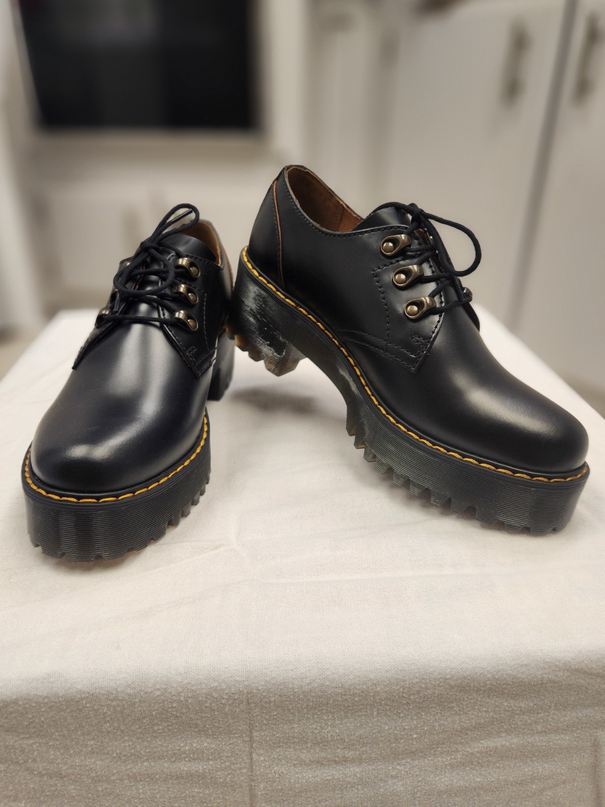 Dr. Martens Women’s Leona Lo Smooth Leather (UK7)