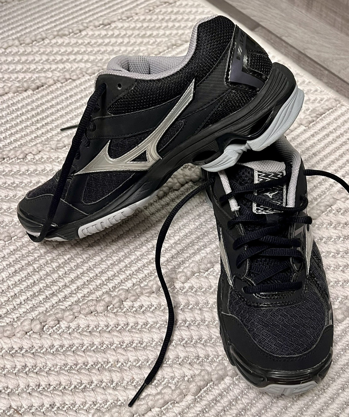 Mizuno Wave Bolt 7 Indoor Volleyball Shoes Women’s Size 7.5 Black/Silver 430238
