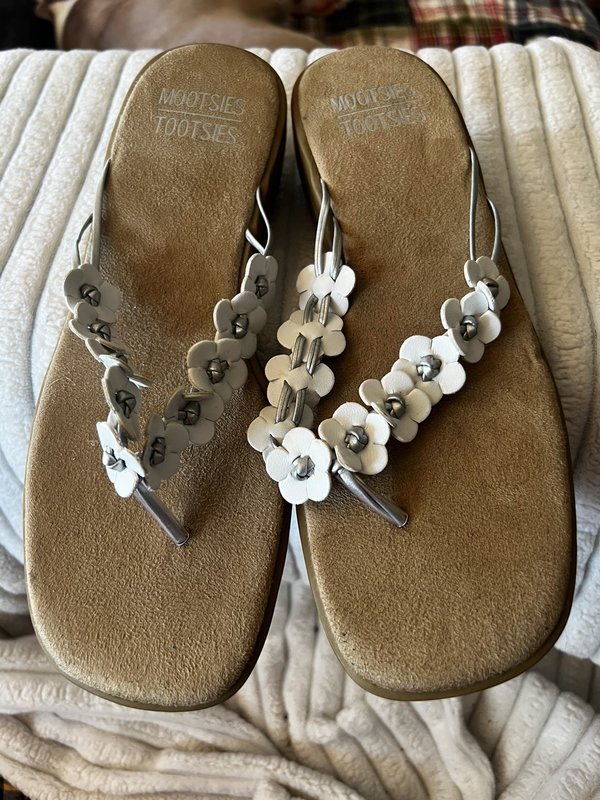 Women’s Mootsies Tootsies Sandals Size 7.5 White & Silver Daisies Slide on Shoes