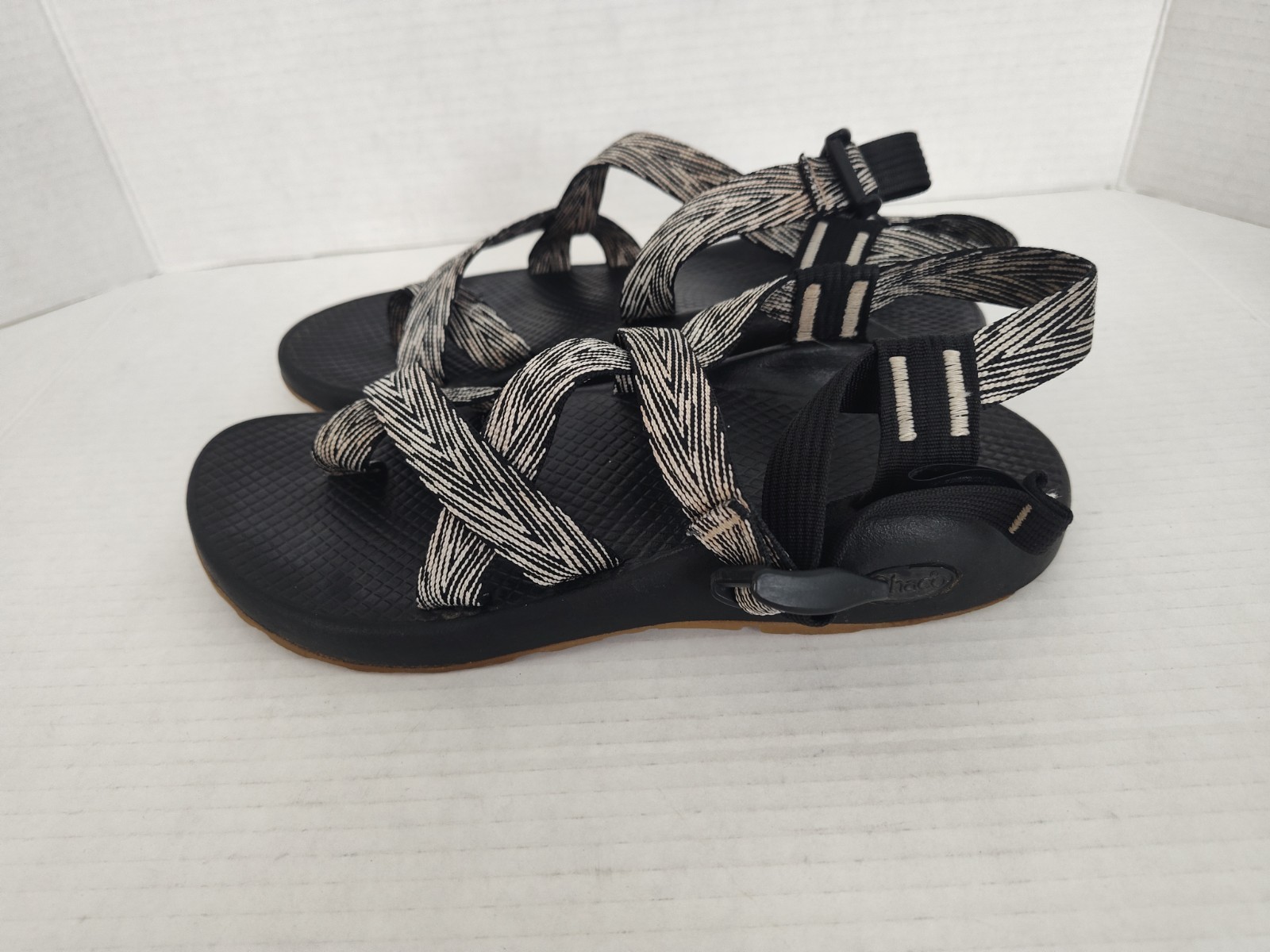 Chaco Z2 Classic Women’s Strappy Sports Hiking Sandals Black White Size 8 *Read*