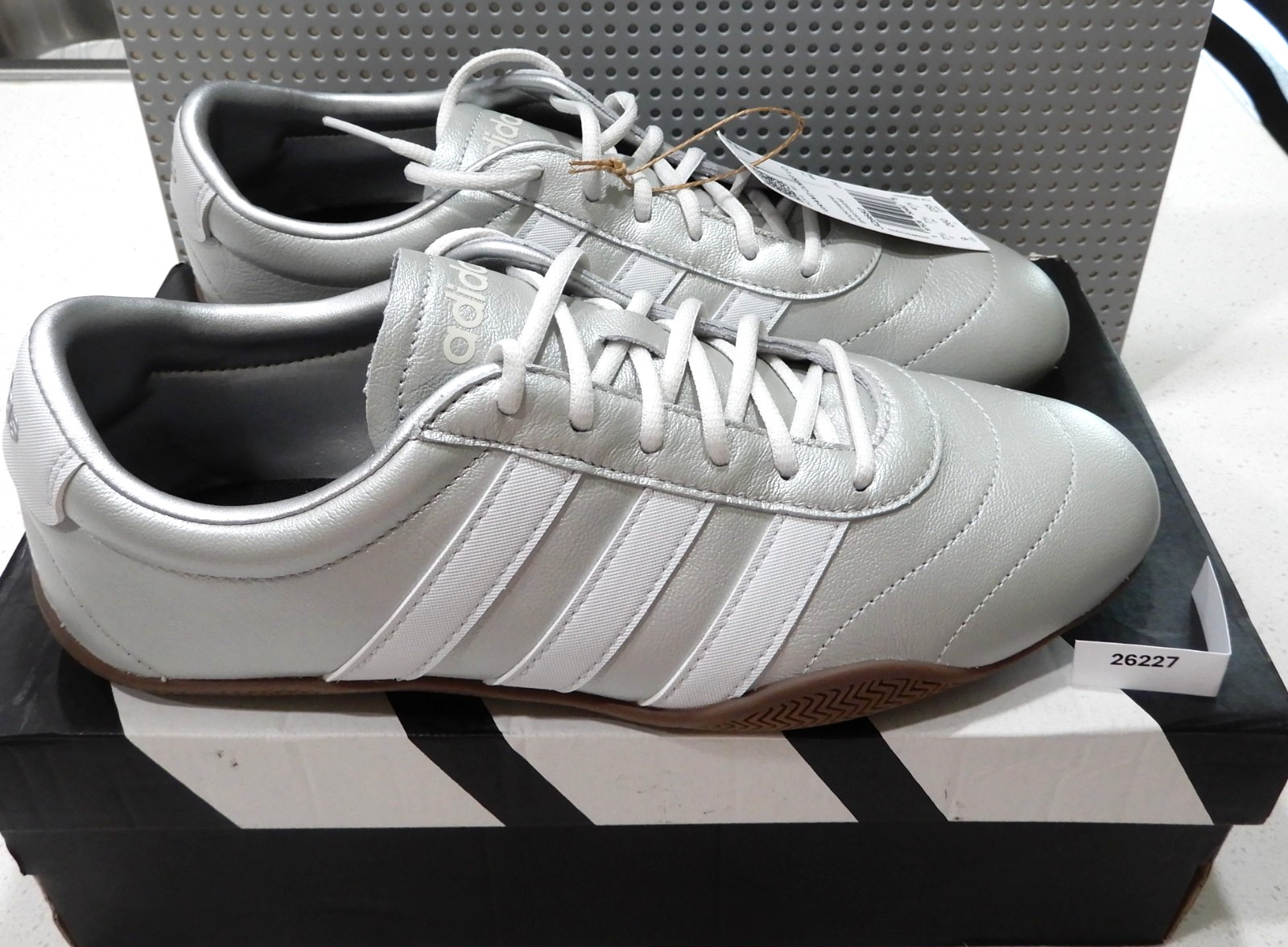 New & Authentic! Women GRAND COURT LO -Size 9 Women- Silver Metallic /White