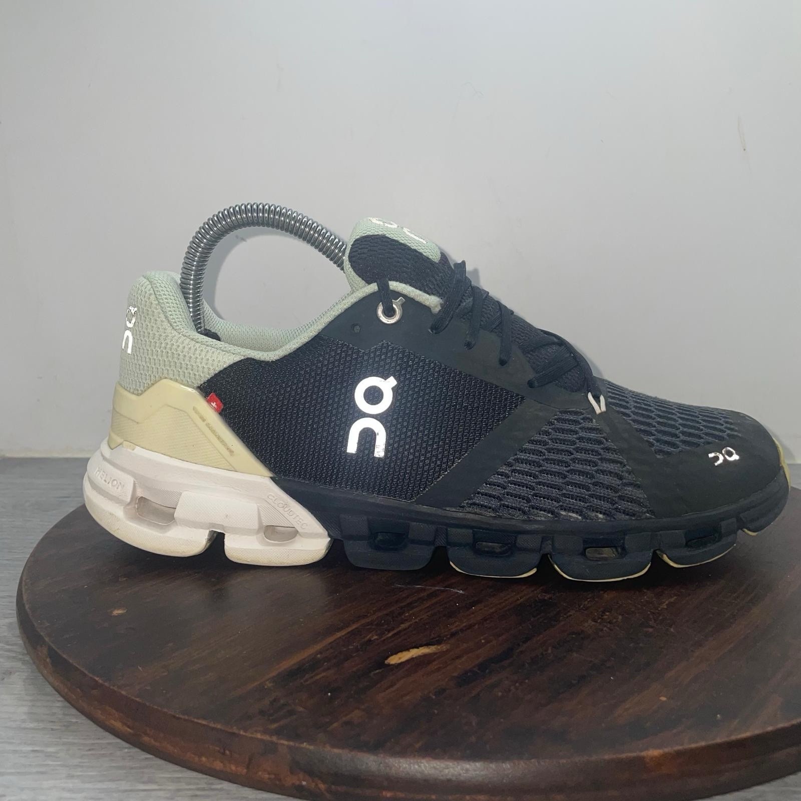 On Cloud 21.99627 Cloudflyer 4 Running Women’s 8.5 Black White Green Sneakers