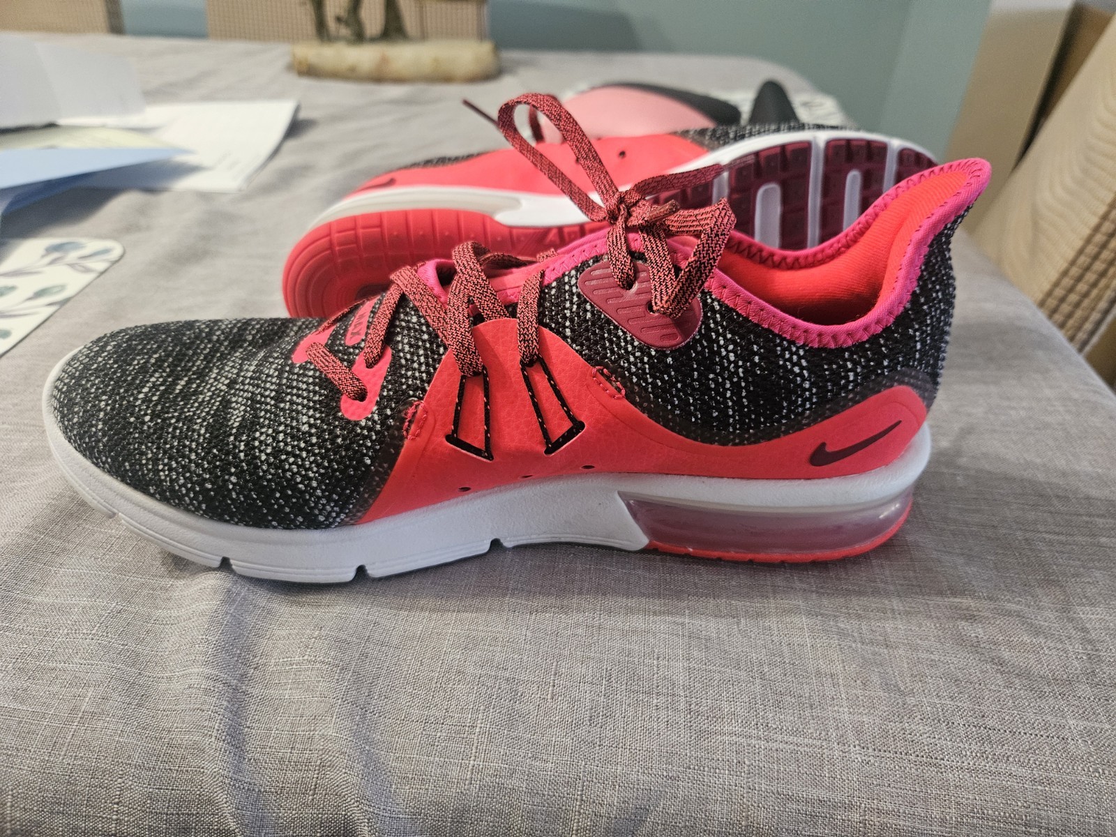 Ladies Air Max Sneaker US 10 dark Pink red, black White Cushioned Mesh