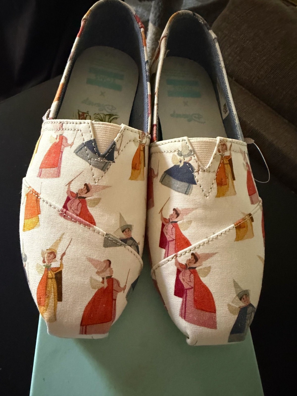 NEW TOMS x Disney Cinderella Women’s Slip-On Shoes Size 7 Blue Limited Edition