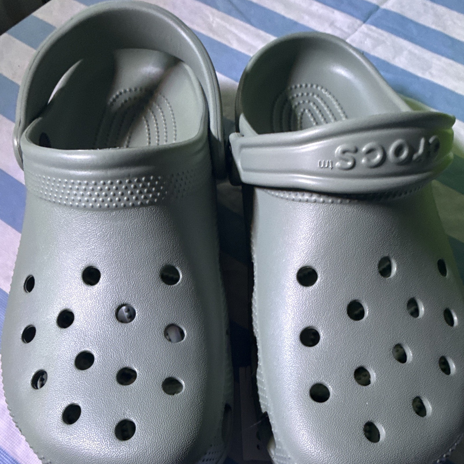 Crocs Classic Clog K «Moss» Green – Youth Size J6 (Fits Women’s US 7.5 / EUR 38-