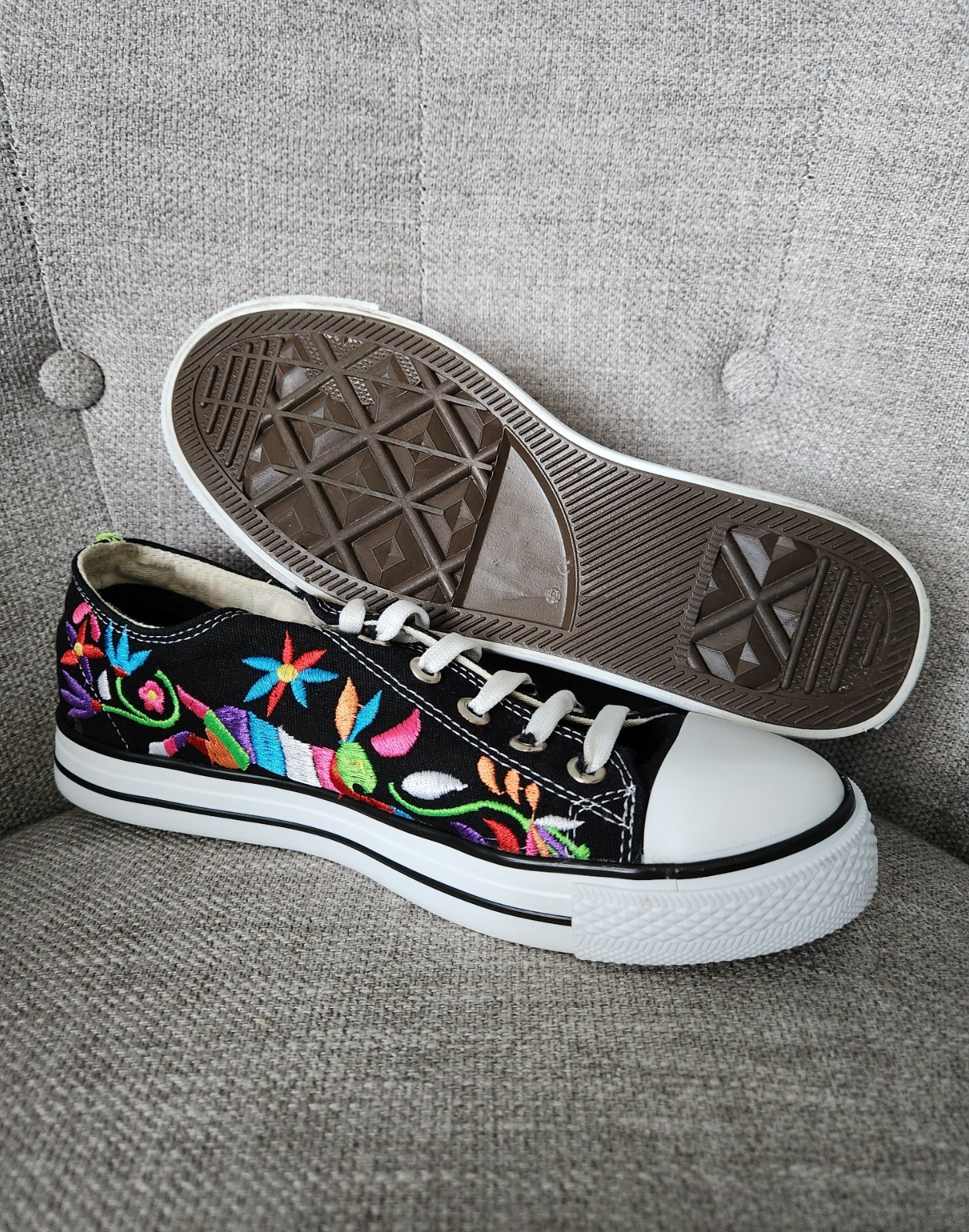 Mexican Artisanal Embroidered Flower Tennis Shoes Size 7 – 7.5