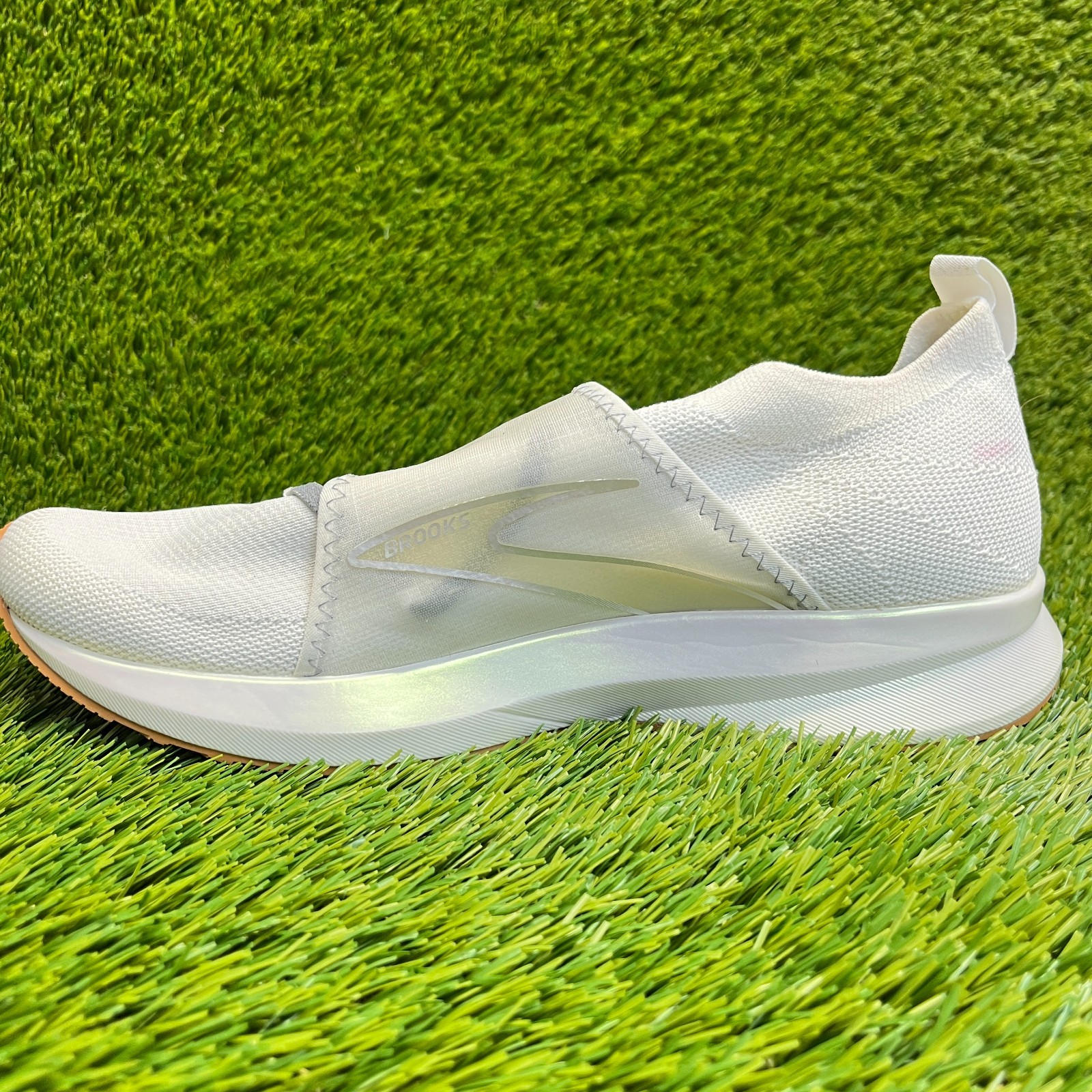 Brooks Levitate 4 LE Womens Size 11 White Silver Athletic Running Shoes Sneakers