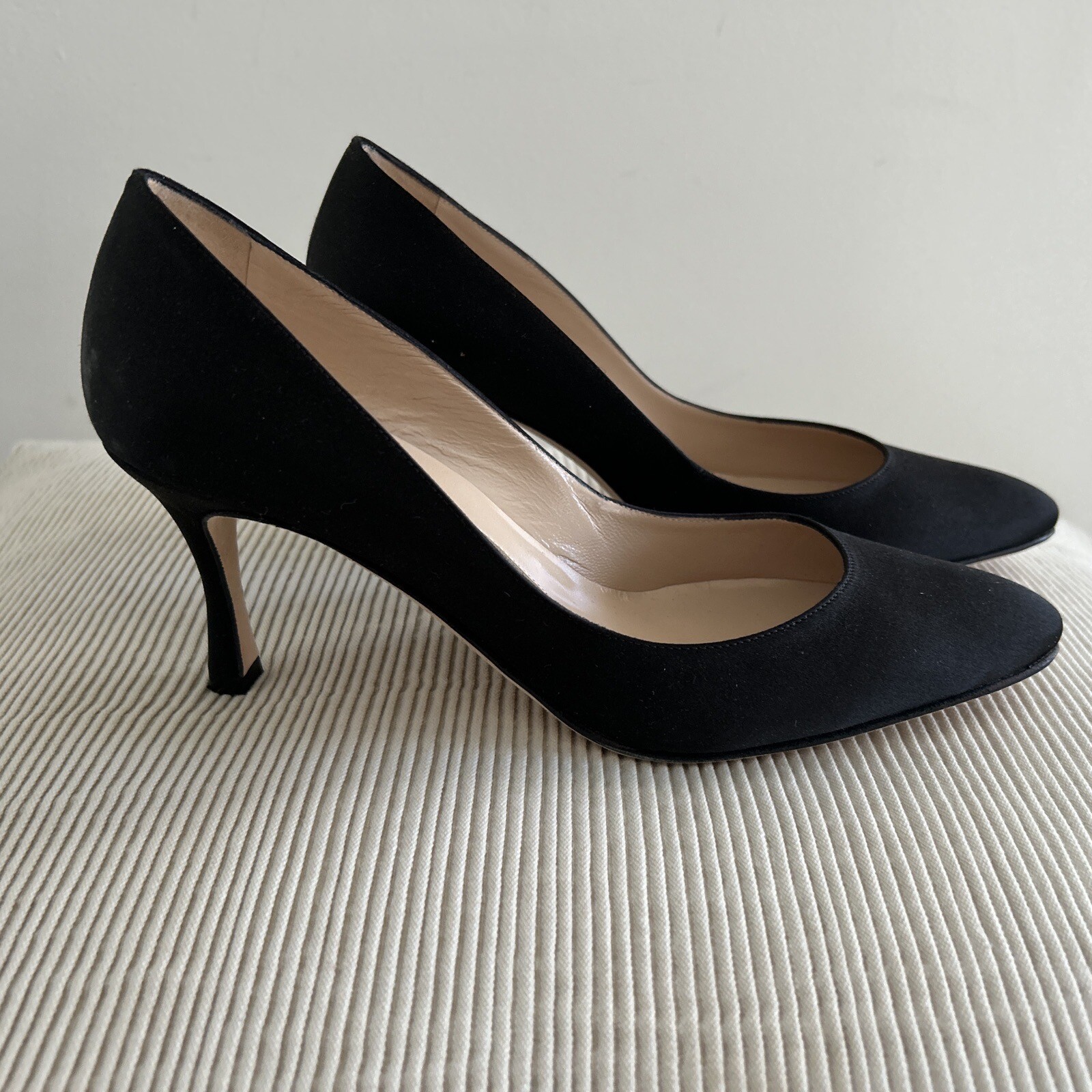 MANOLO BLAHNIK BLACK SATIN SEMI-ROUND TOE HEEL LEATHER SOLE AND INSOLE PUMP 38.5