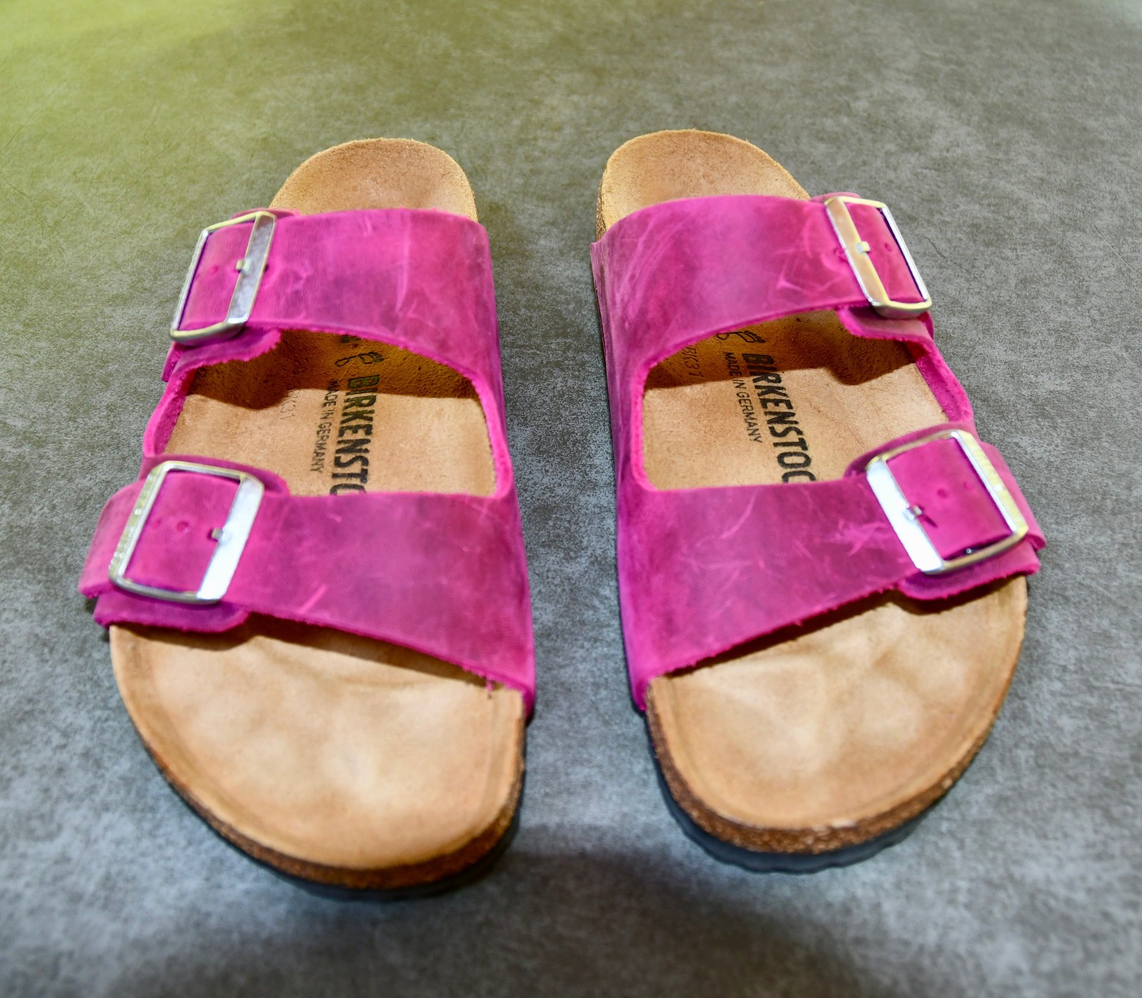 Birkenstock Arizona Oiled Leather Sandal Size 10 10.5 41 Reg Fuchsia Pink Sandal