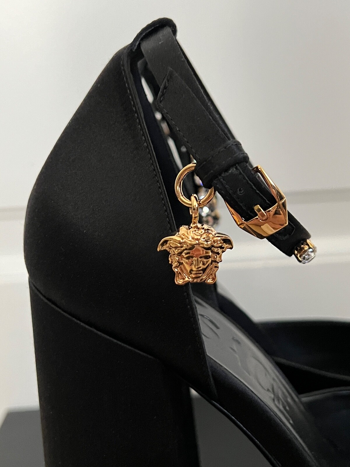 NIB Versace Medusa Aevitas Black Satin Crystal Logo Platform Pumps Sz 39.5 $1575