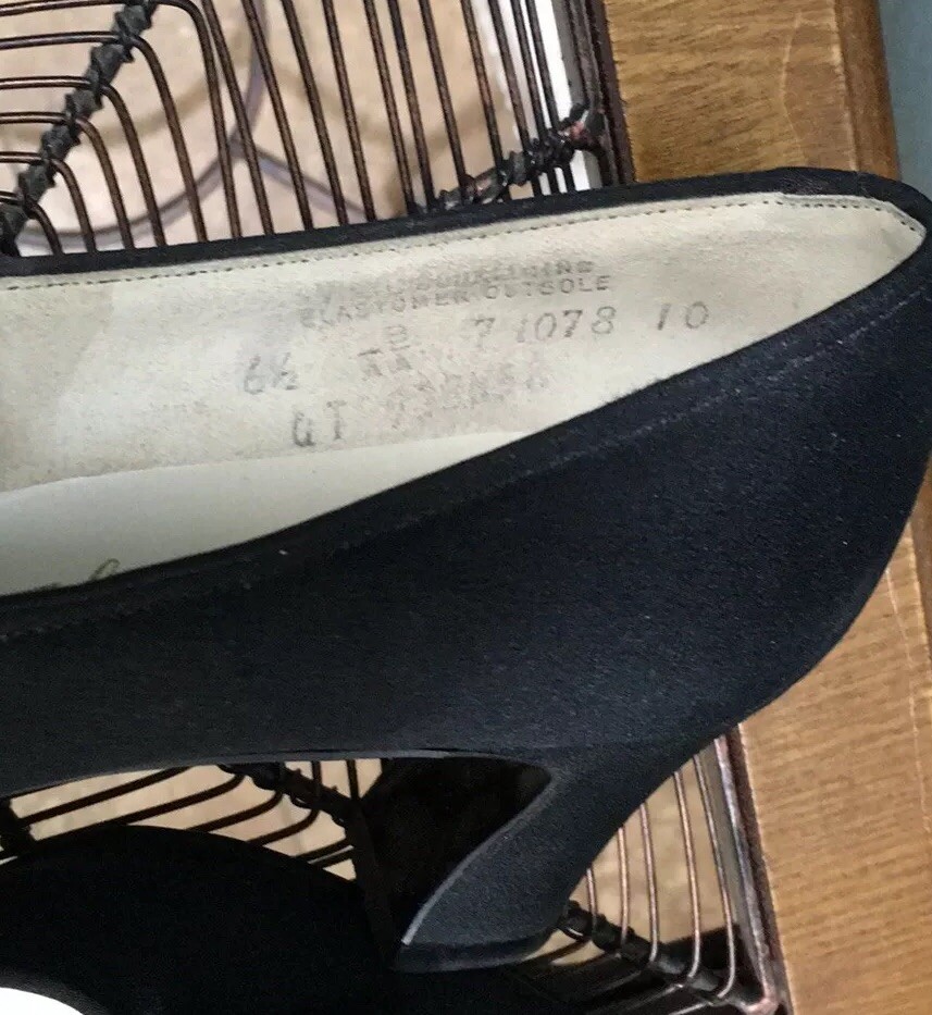 NATURALIZER BLACK VINTAGE 2.5″ HEELS VINYL SOCK LINING ELASTOMER OUTSOLE 6.5 AA