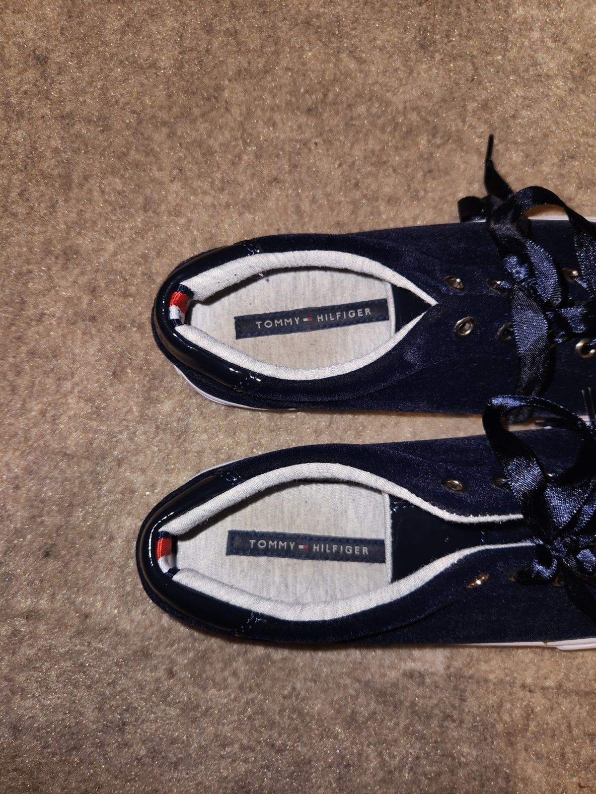 Tommy Hilfiger low Top Velvet Lens Satin Ribbon Lace Up Sneakers | w6.5