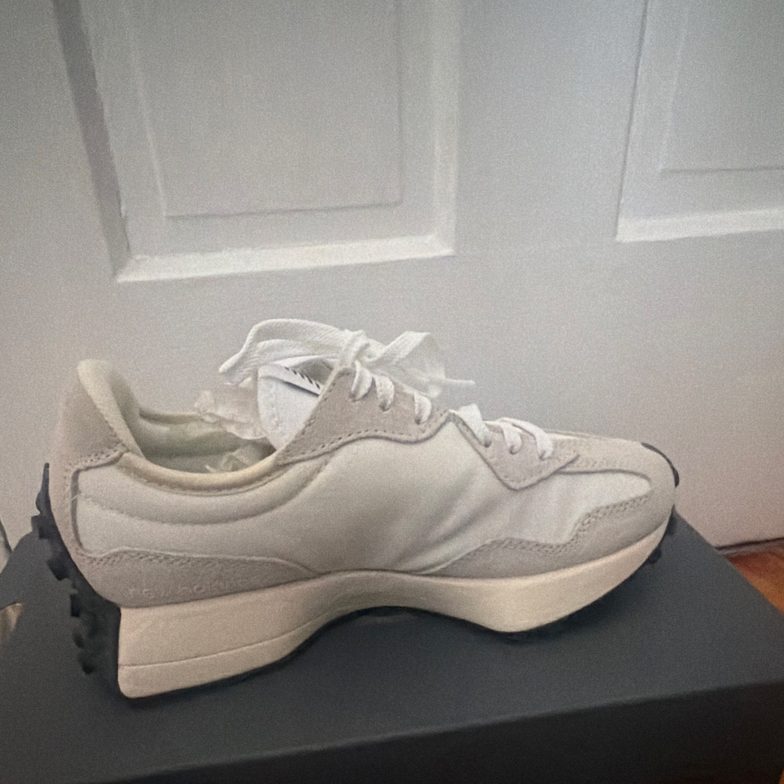 New Balance 327 Women’s Low Top Lace-Up Colorblock Sneakers White/Black/Gray