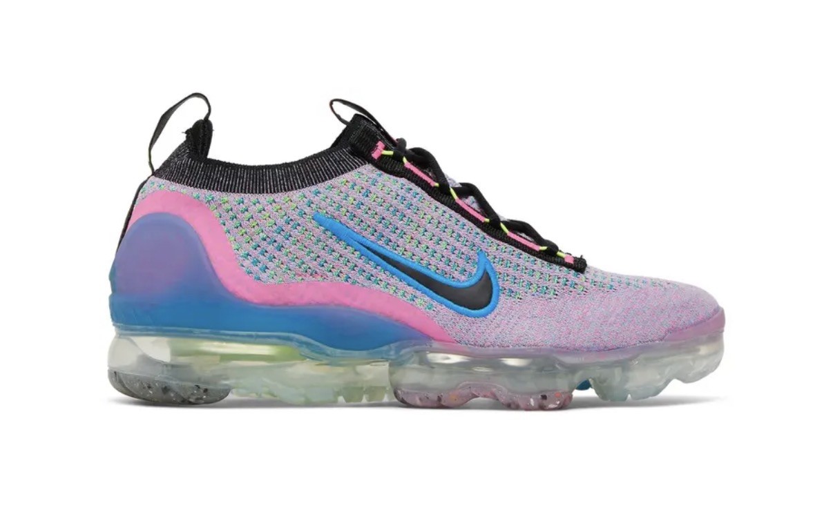 Nike women’s Pink MulticolorKnit Sneakers with BlackDetails