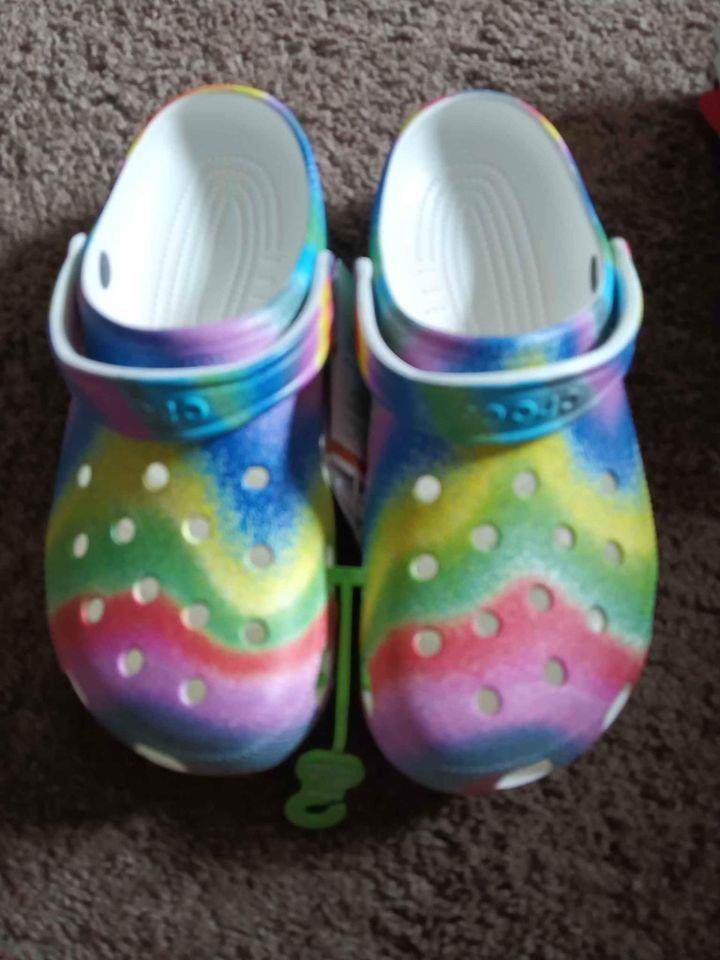 NEW MENS CLASSIC CROCS SPRAY TIE DYE ADULT CLOGS SIZE M 10 W 12 SLIP ON