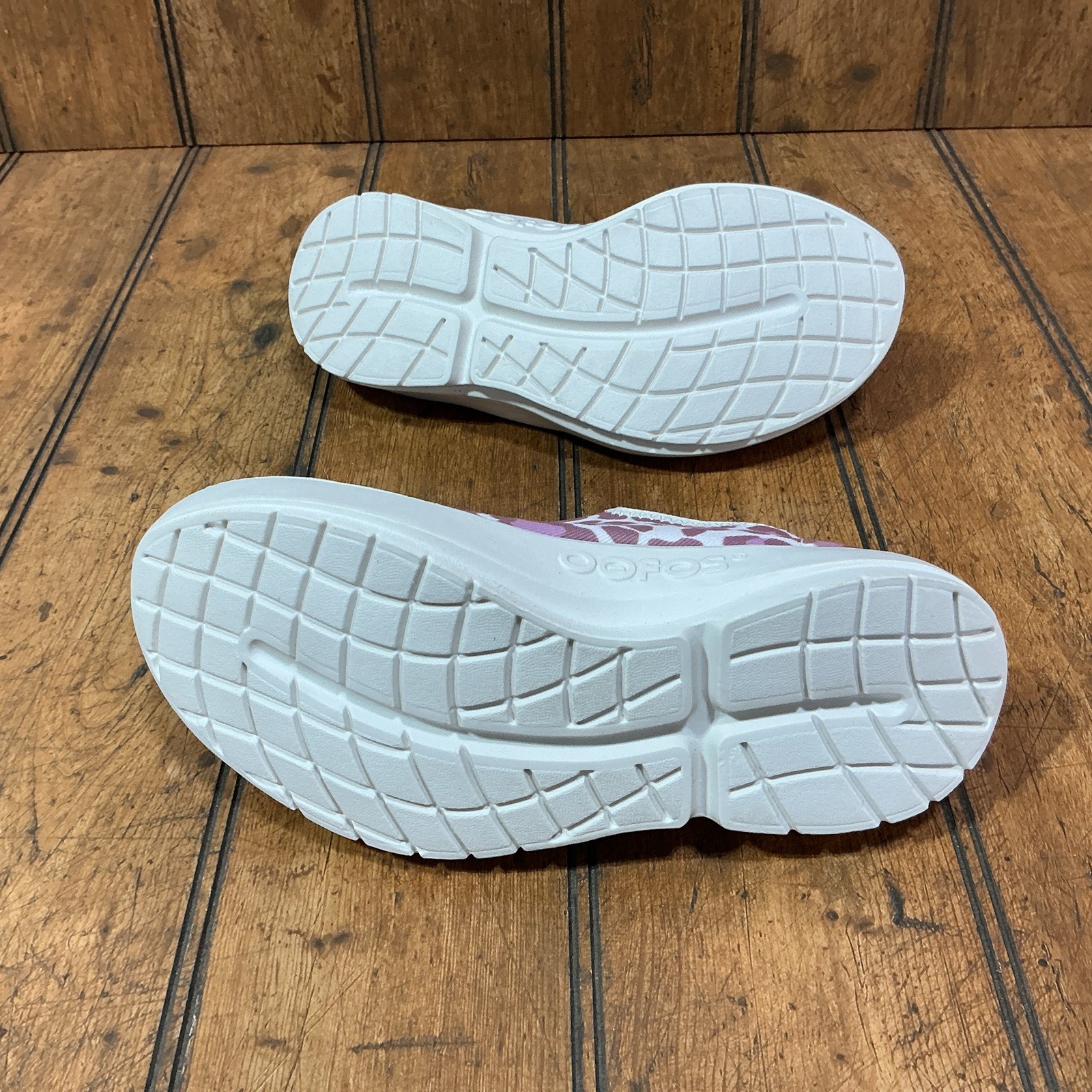NEW Oofos OOmg eeZee Low Women’s 5 Rose Leopard Recovery Slip On Shoes Comfort
