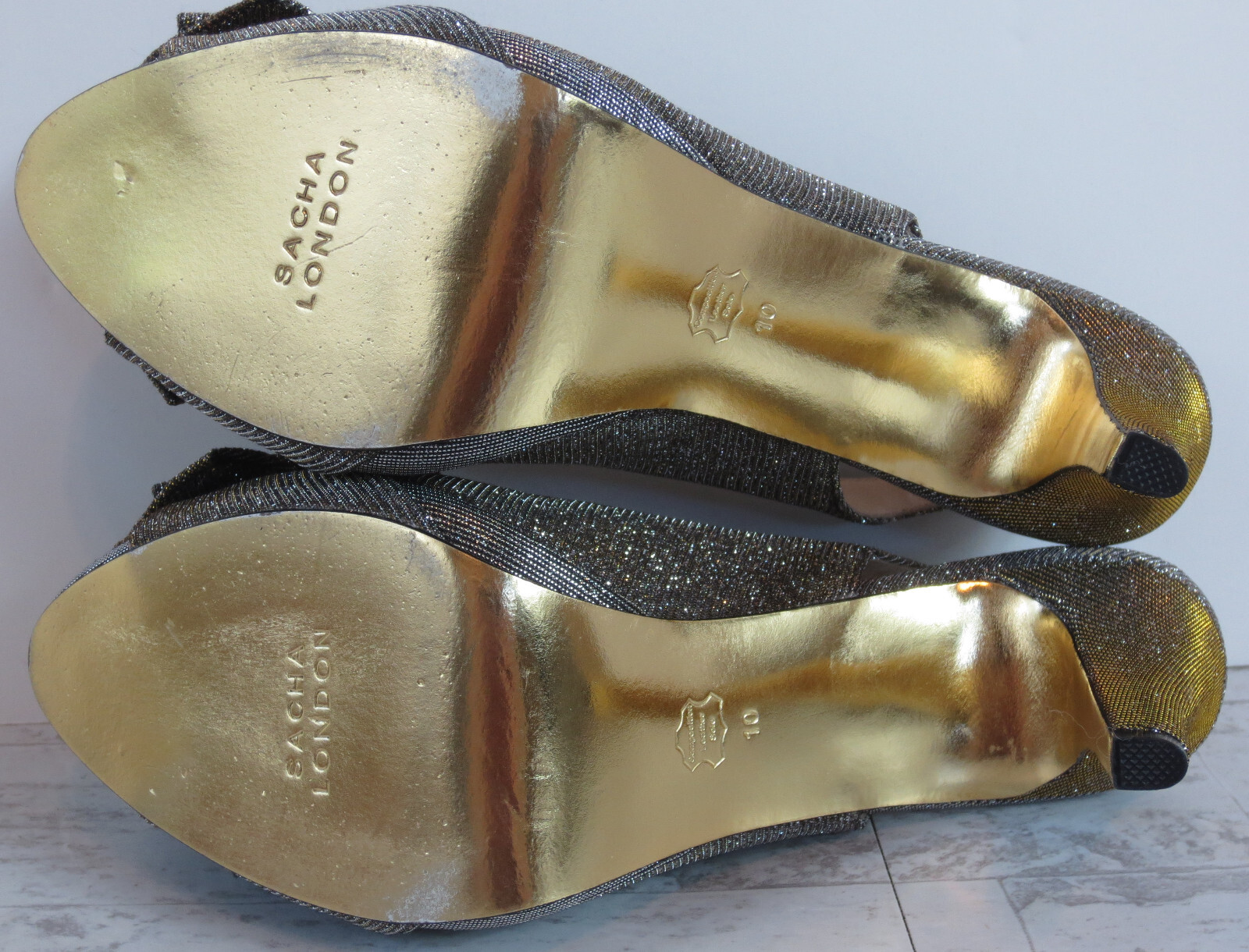 Sacha London Beauty Stilleto Heels Womens Sz 10 Metallic Iridescent Peep Toe Bow