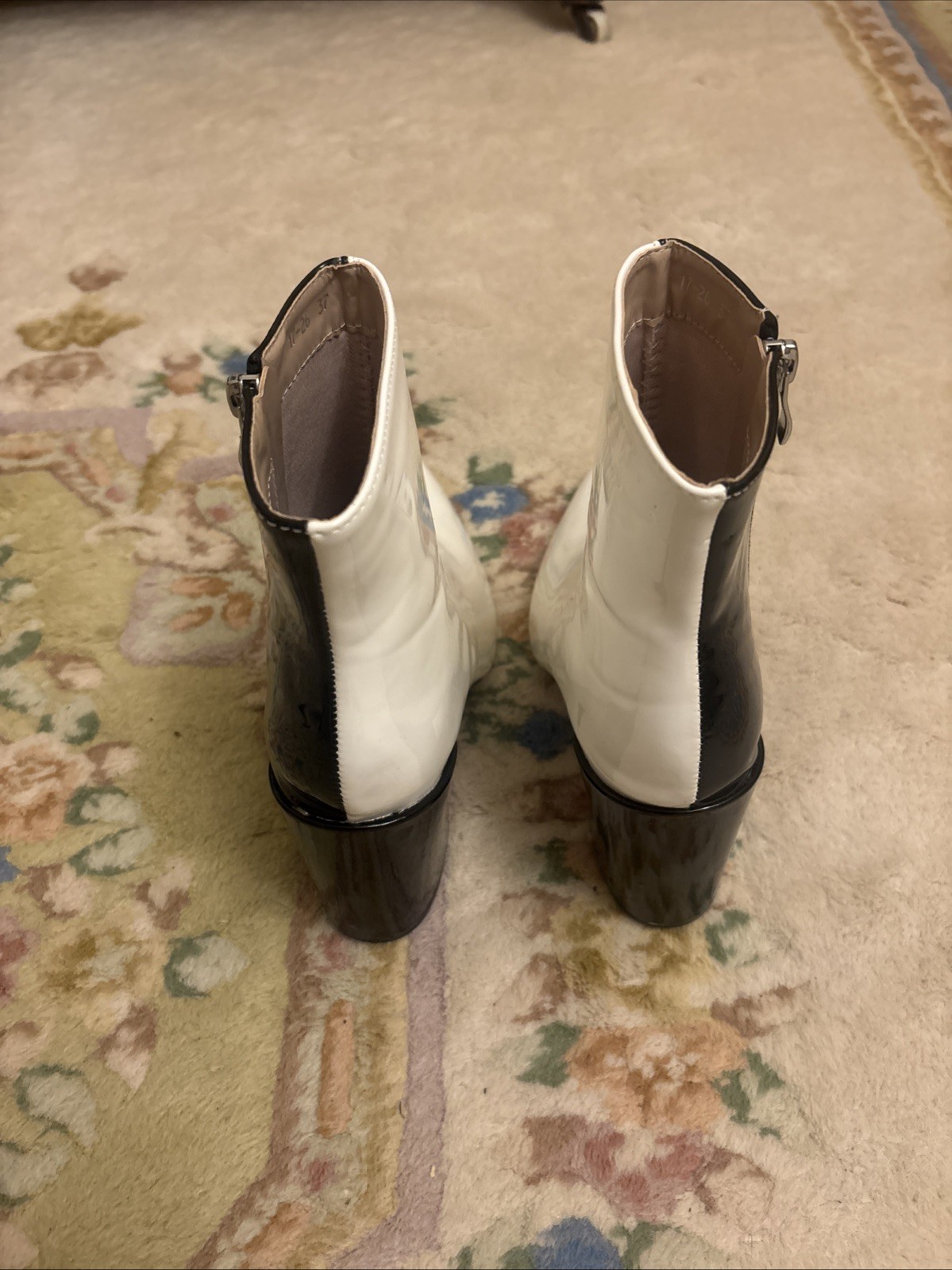 Nasty Gal «NIKKI» Two-tone B&W Faux Patent Leather GOGO Fashion Boots Size 6 EUC