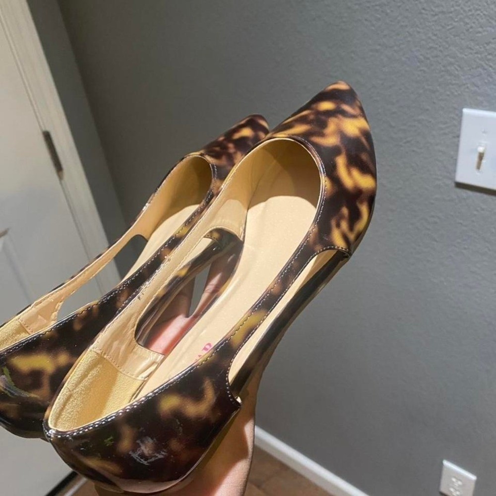 JUSTFAB Tortoise shell pointed toe flats Size 9