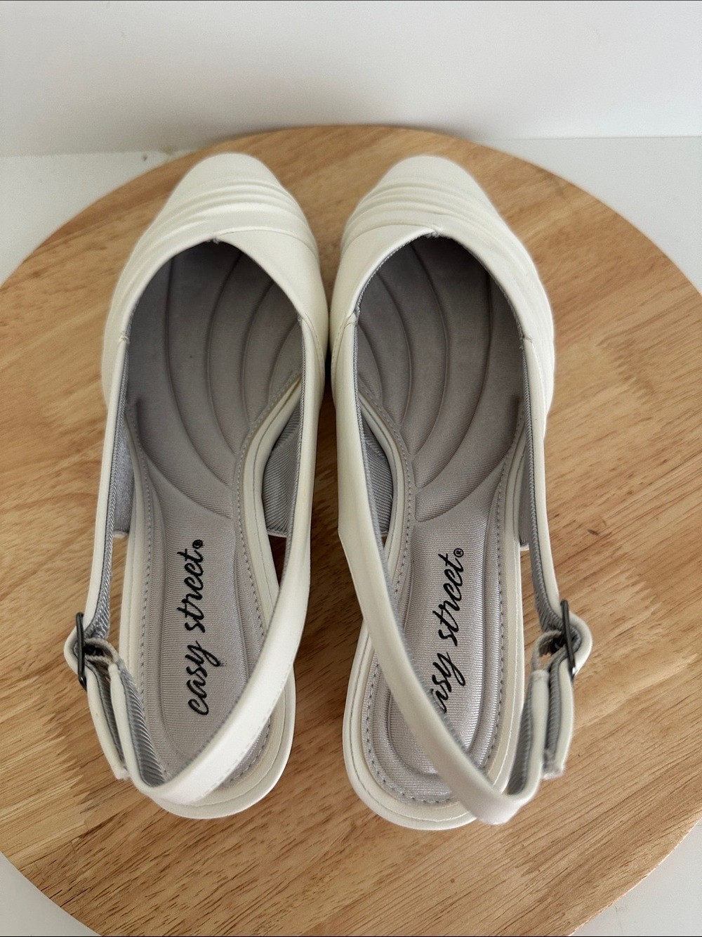 Easy Street Bates Womens Round Closed Toe Block Heel Pumps, White Sz 7.5W a2061