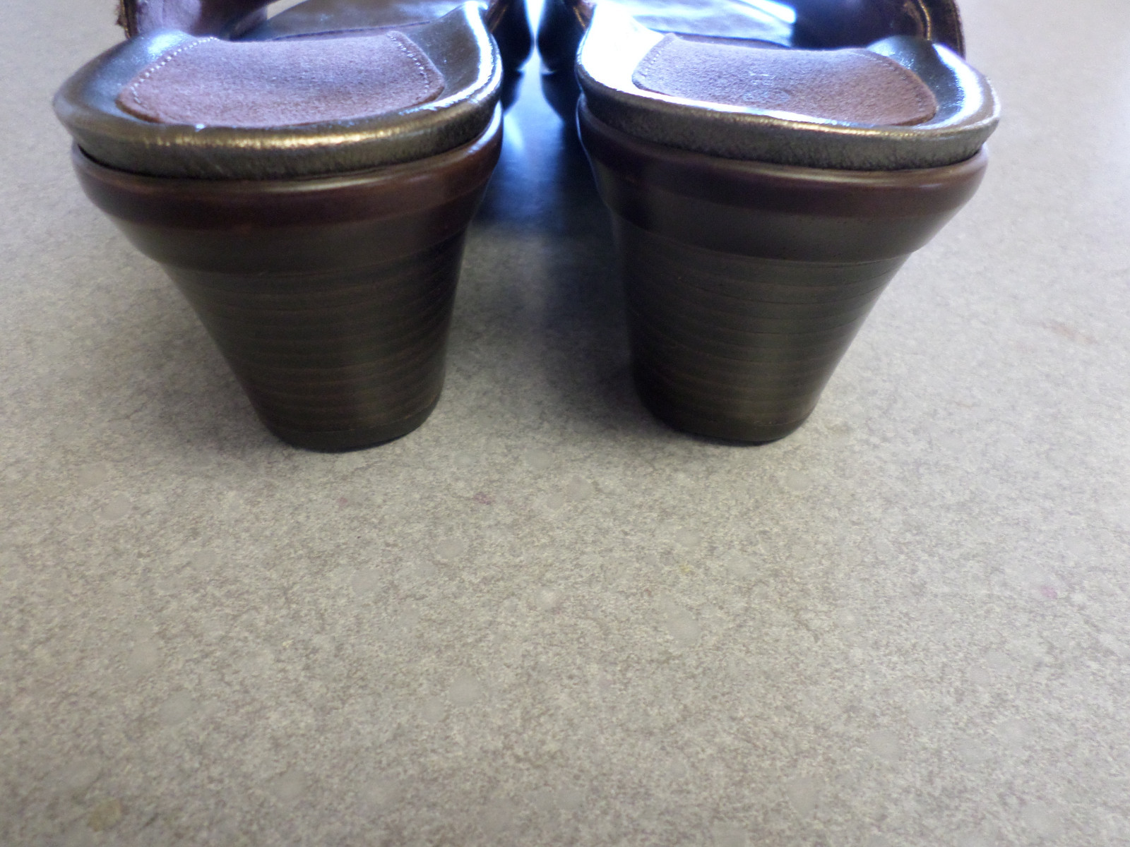 Aravon by New Balance Brown Leather Sandals with 2.75 in. heel. Women’s 9 B