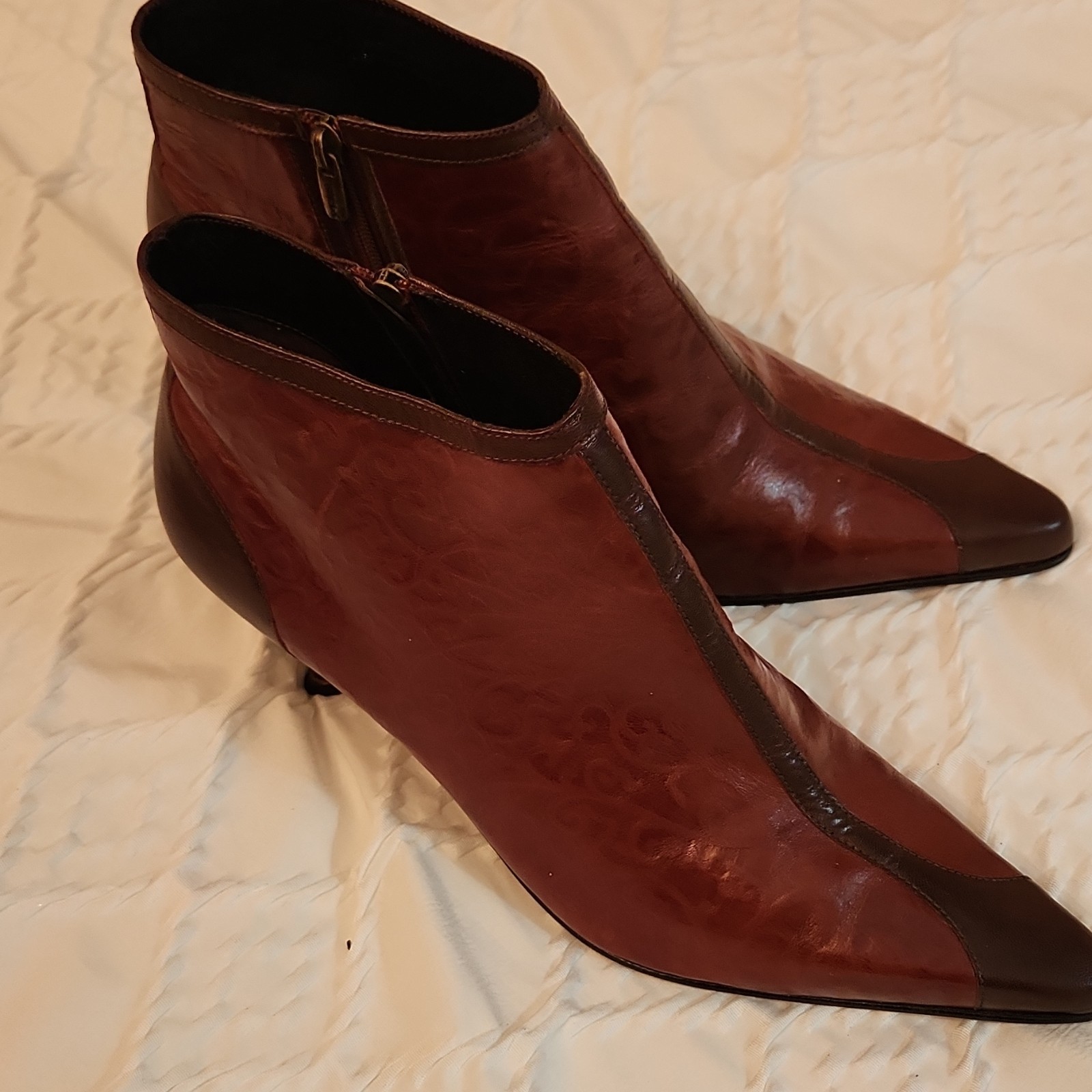 Sz10 Michelle K Lady-Lady Luck brown leather ankle booties, zip closure.