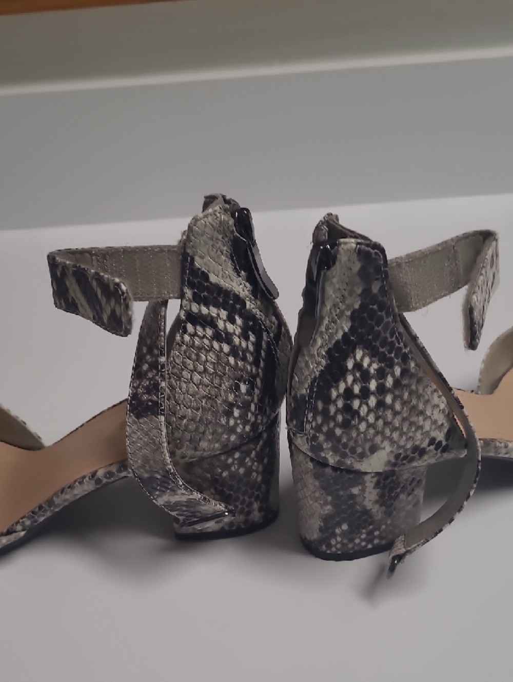 Evolve Easy Spirit Gray Snake-Print Ankle Strap Block Heel Shoes – Size 7W