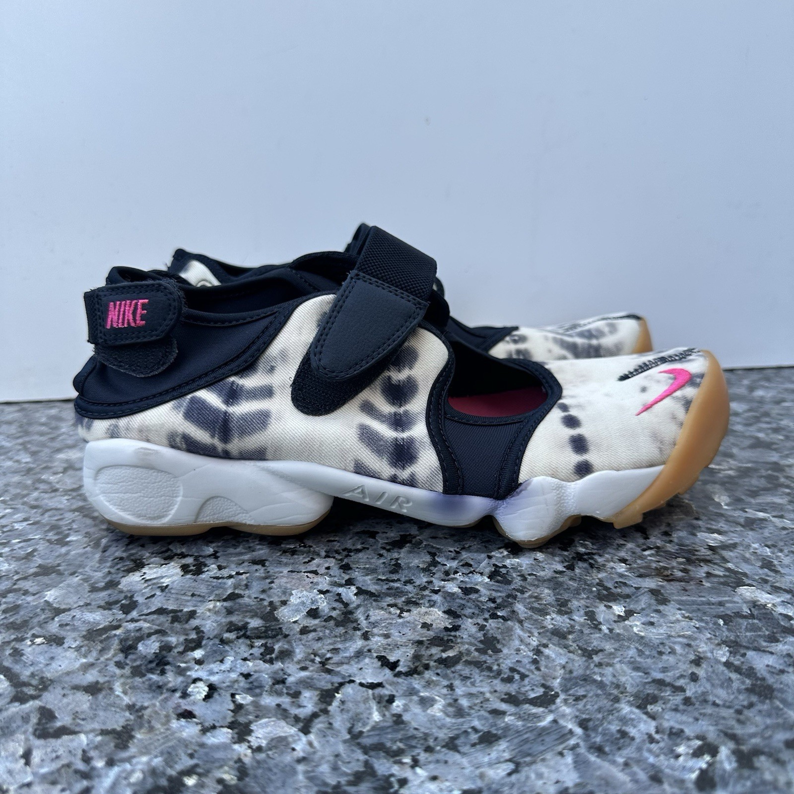 Nike Air Rift Premium QS In Dark Obsidian/Summit White/Vivid Pink Women’s SZ 9