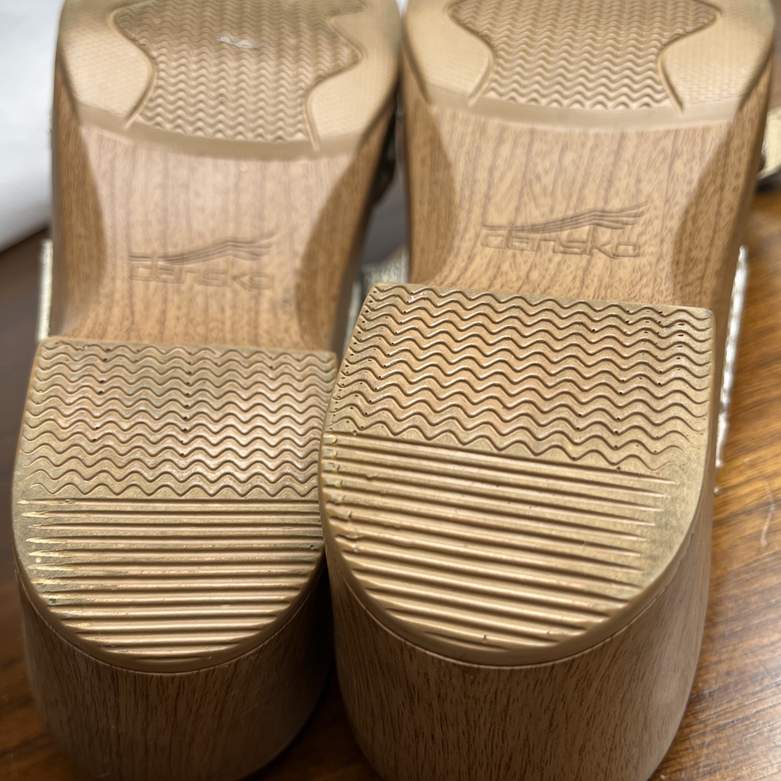 Dansko Shiny Cream Gold Sophie Buckle Two Leather Strap Sandals size 40 9.5 10
