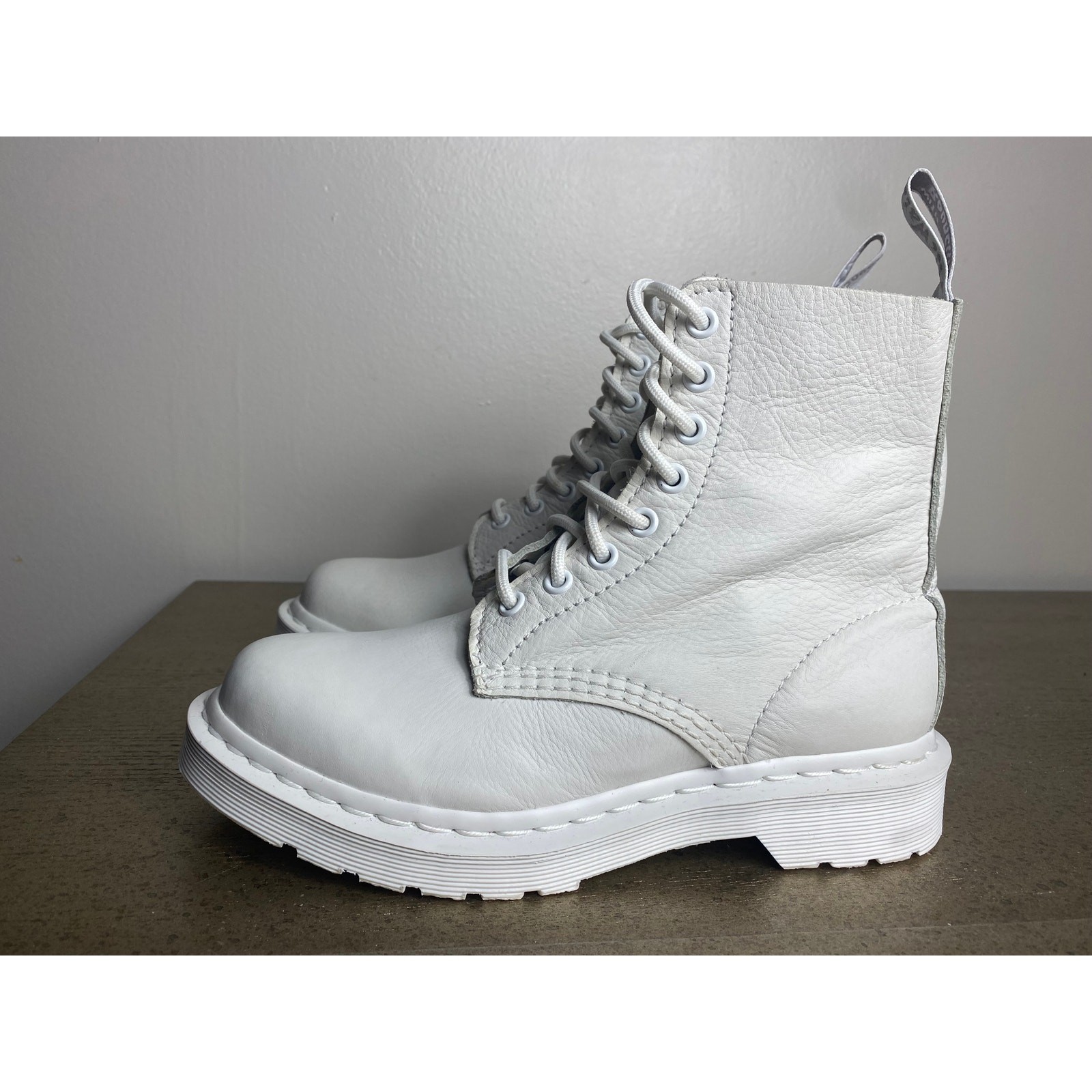 Dr. Martens 1460 Pascal Mono Boots Women’s 6 Smooth White Leather 8 Eye Lace Up