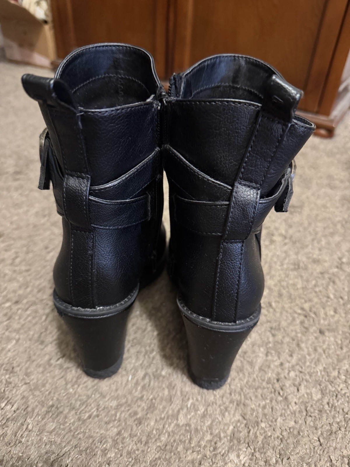 Soda Women’s Black Leather Ankle Bootie Wedge Round Toe Zip US 6.5