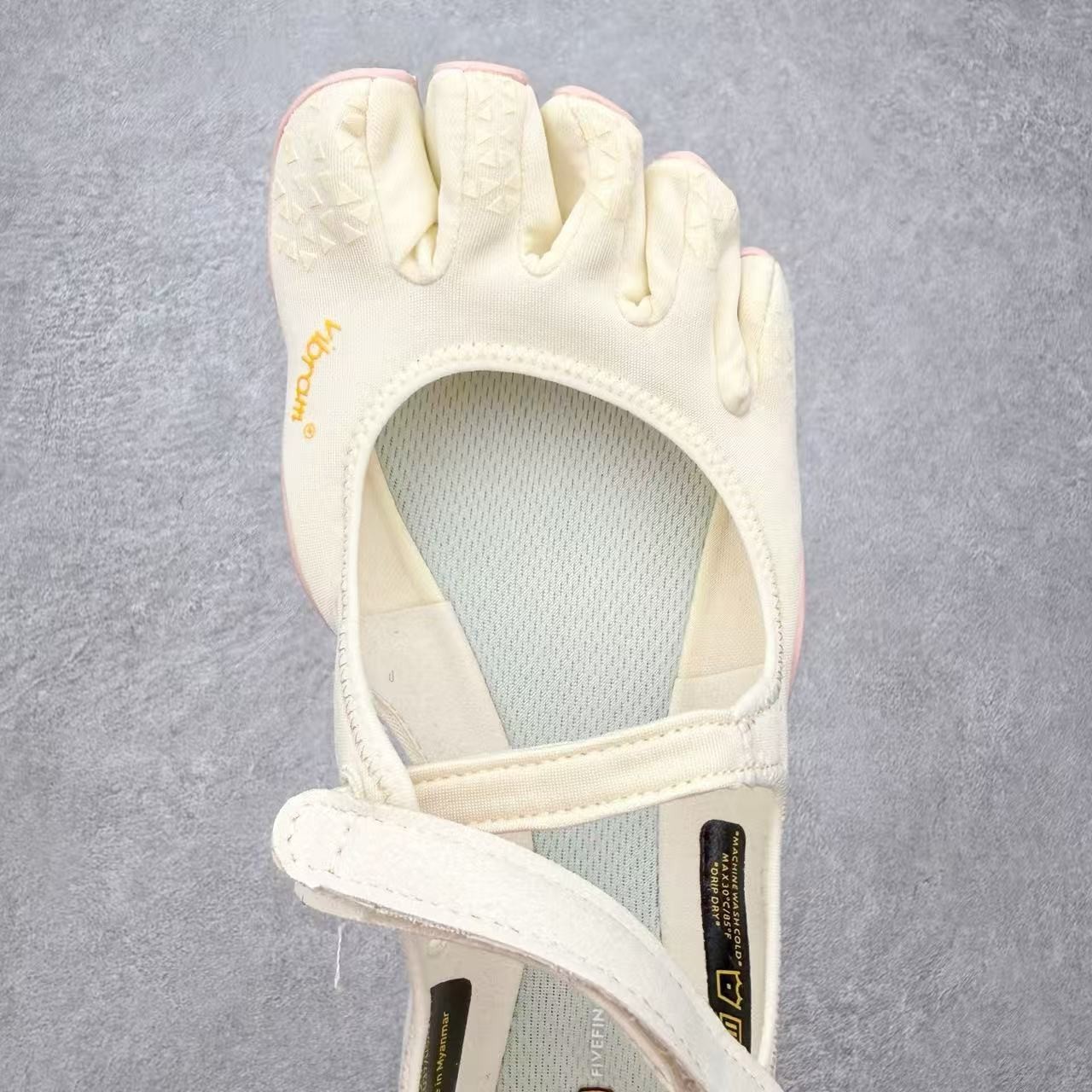 Vibram FiveFingers Women’s V-Soul Cream Pink Barefoot Trainer-Anti-Slip Gym Shoe