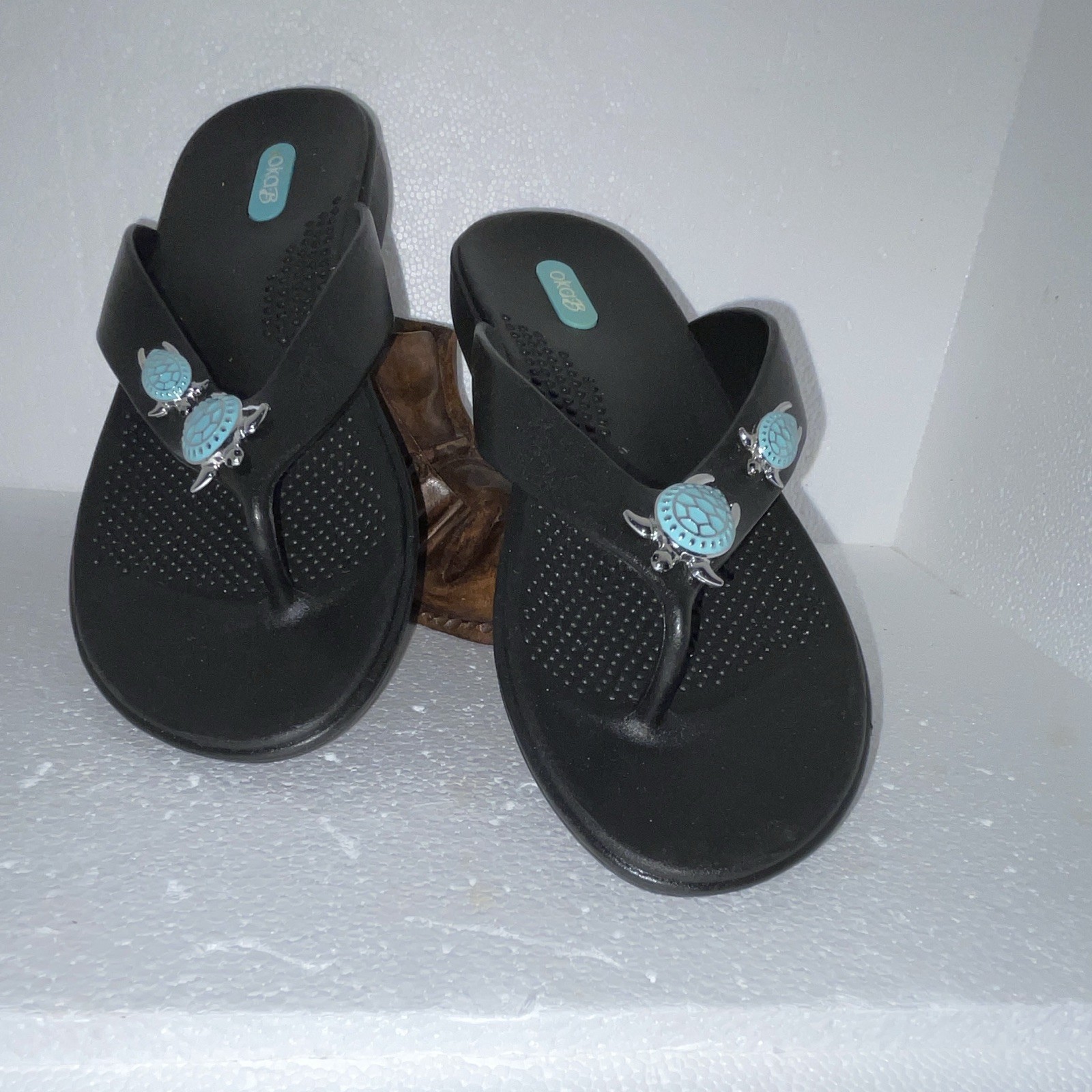 Oka-B Black Thong Sandals Turtle Accents Comfort Slip-On Women’s Size 8