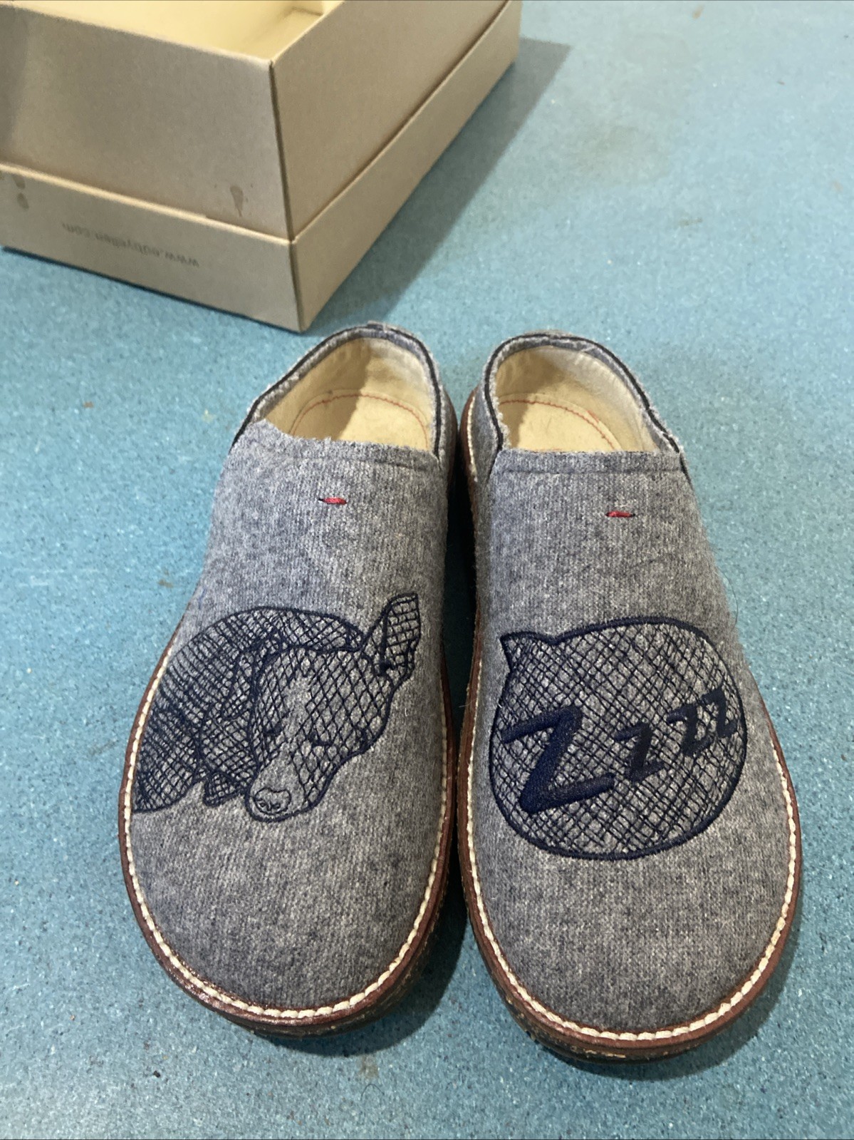 ED Ellen DeGeneres Tillie Women’s Size 6.5M Grey Flannel Sleeping Dog Clogs New