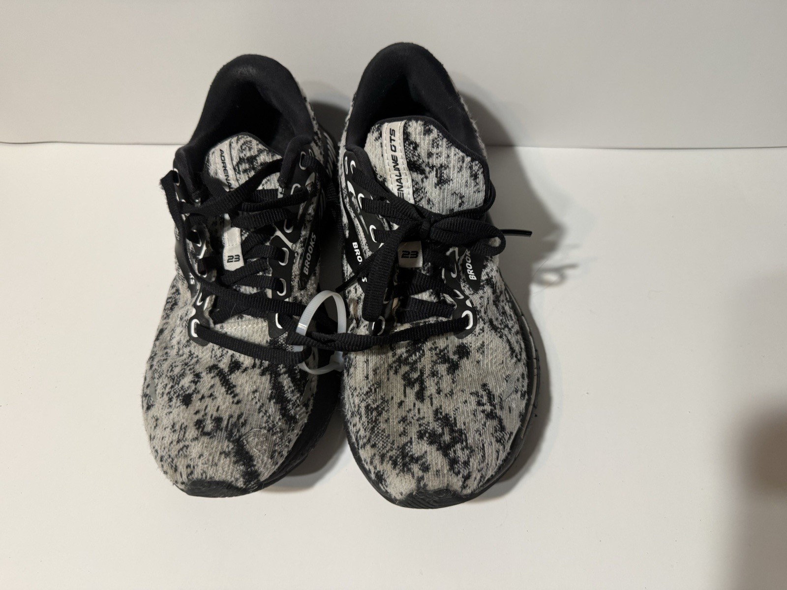 Brooks Adrenaline GTS 22 Size 7 Running Shoes Black/Gray/White Style 1203811B135