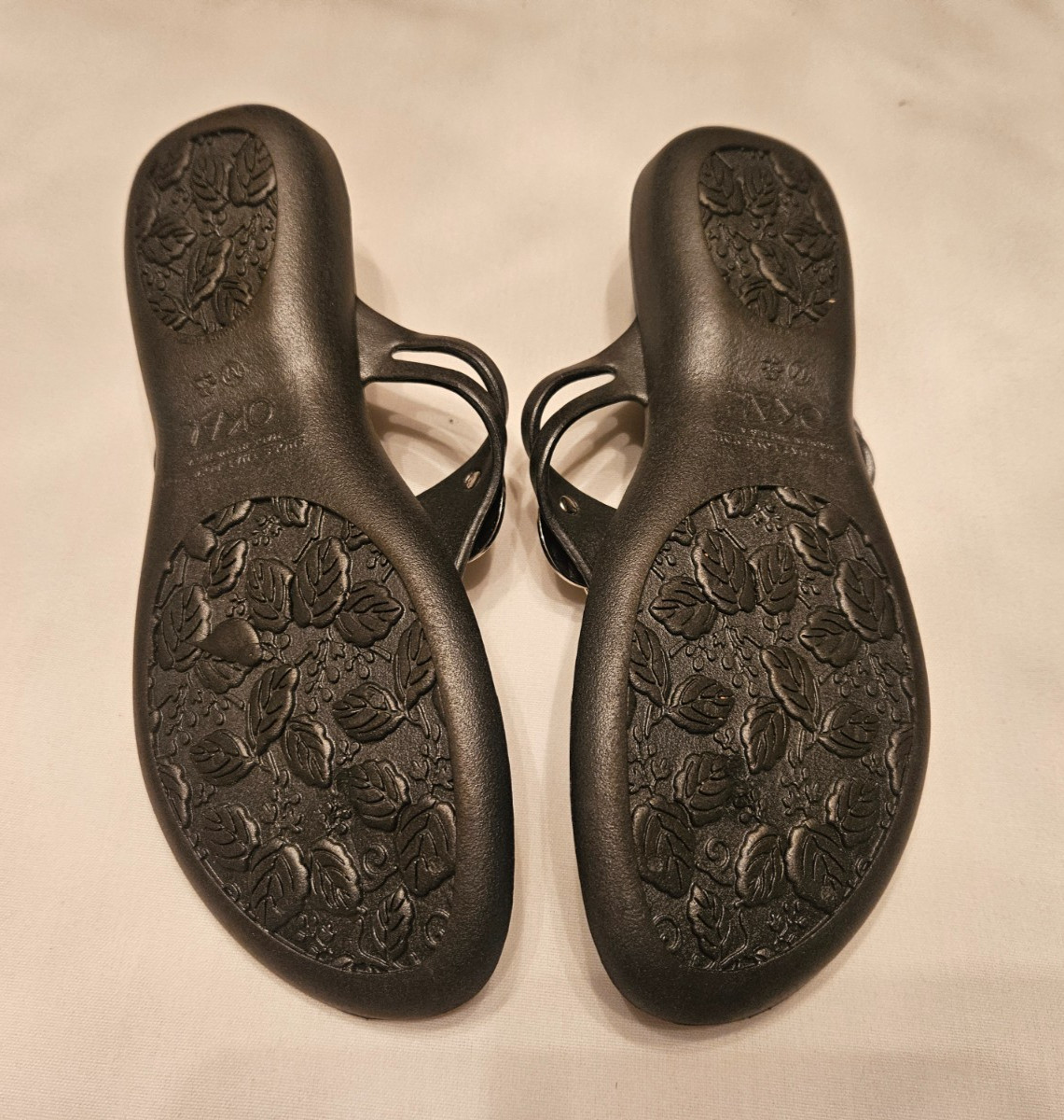 OKA B Womens Thong Sandals Size -7 Decorative silver & Grey USA