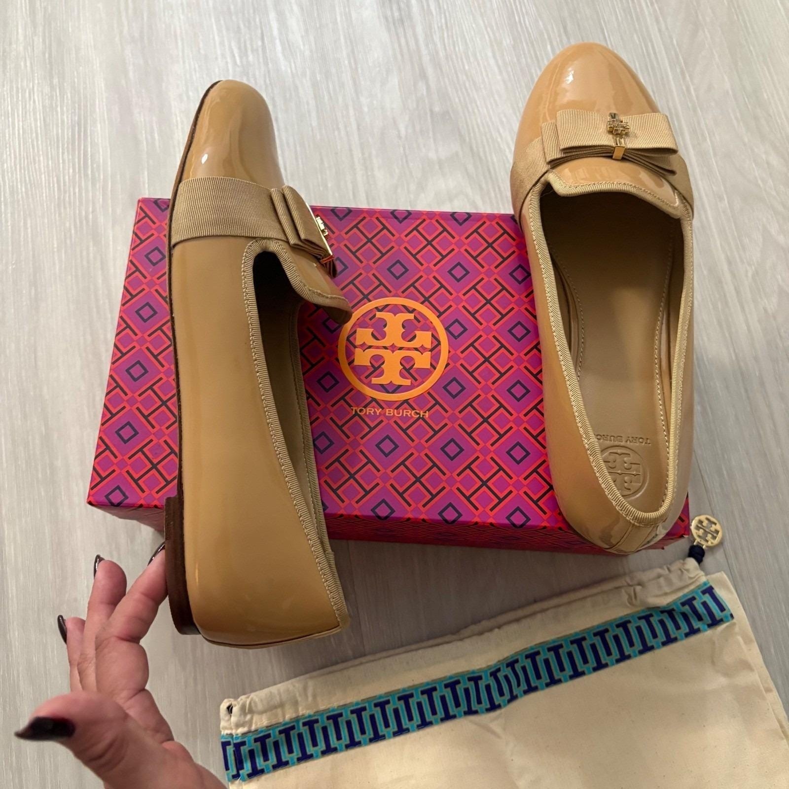 Tory Burch Gigi Patent Leather Bow Loafers Tan Beige Gold Logo Flats 10M 32944