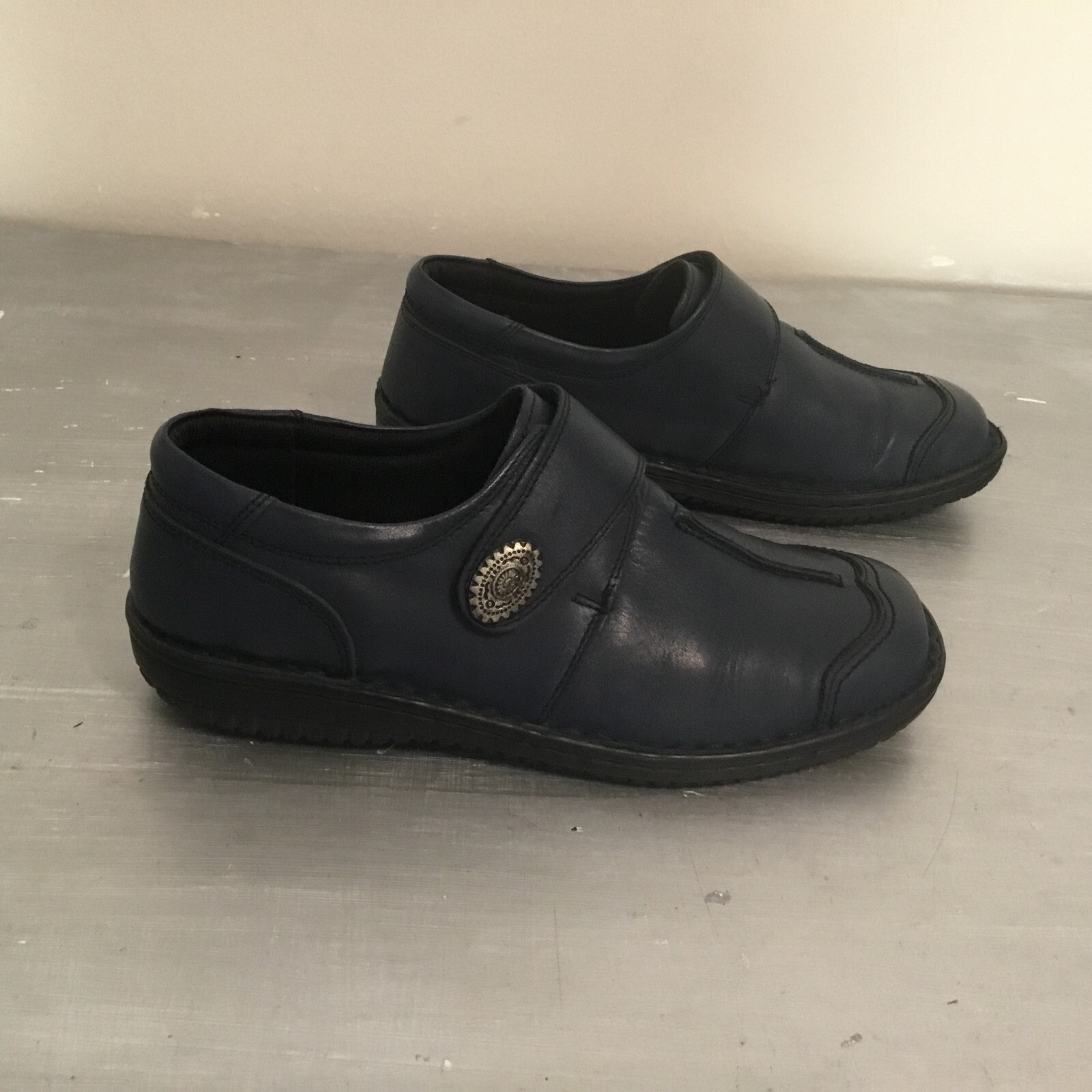 Volks Walkers Koeln Slip-On Navy leather loafers Hand Size 41 Eur (10/10.5 US )