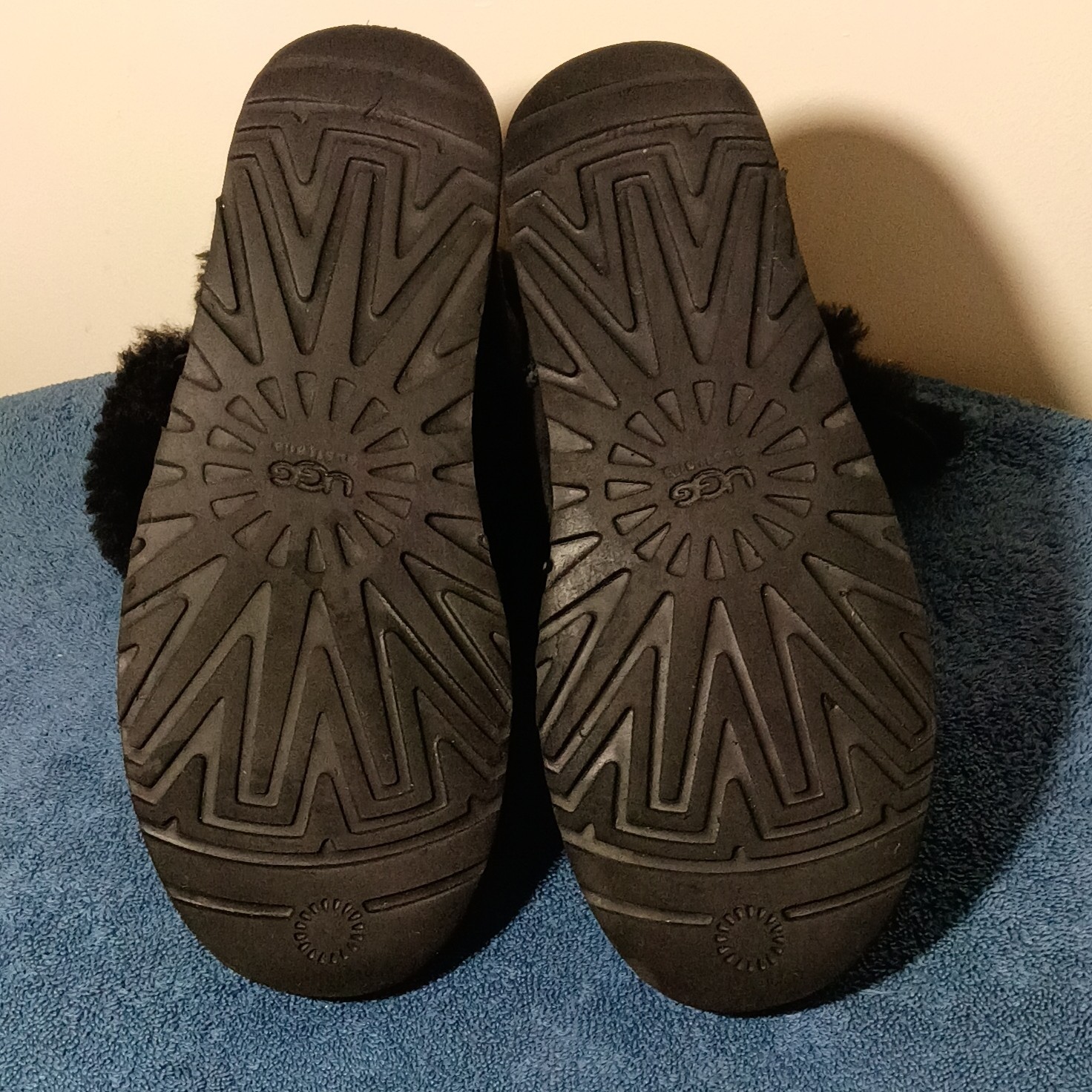 UGG Australia Boots Bailey Button Classic Short Women’s Size 10 Black