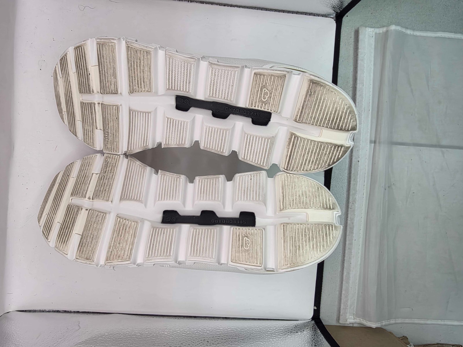 On Running Women’s Cloud 6 Sneakers-White 12US