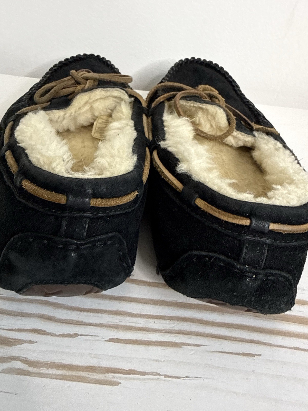 UGG Australia Dakota 5612 Black Suede Shearling Moccasin Slippers Women’s Size 9