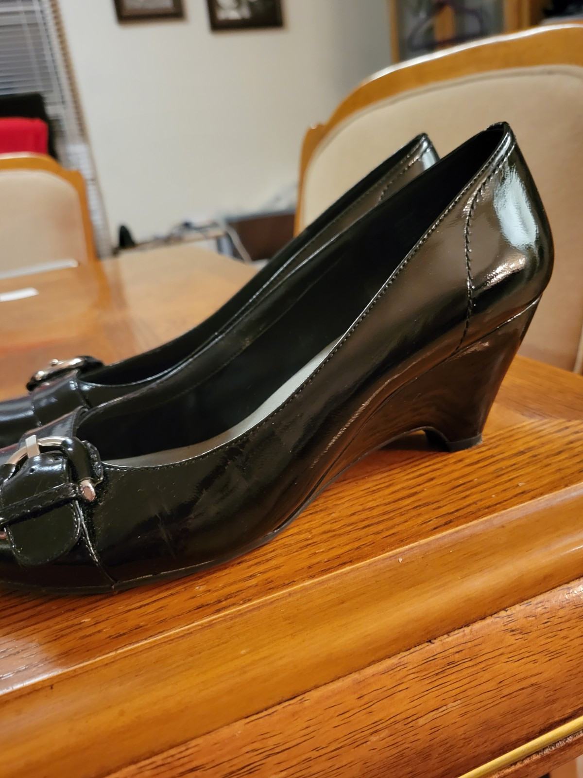Ladies Black Patent Leather Shallow Toe Pump Sz 9.5M By Me Too. Wedge heel 2.5″