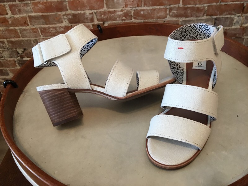 ED Ellen Degeneres Milk White Crackle Leather Tahni Sandals 6.5 SALE